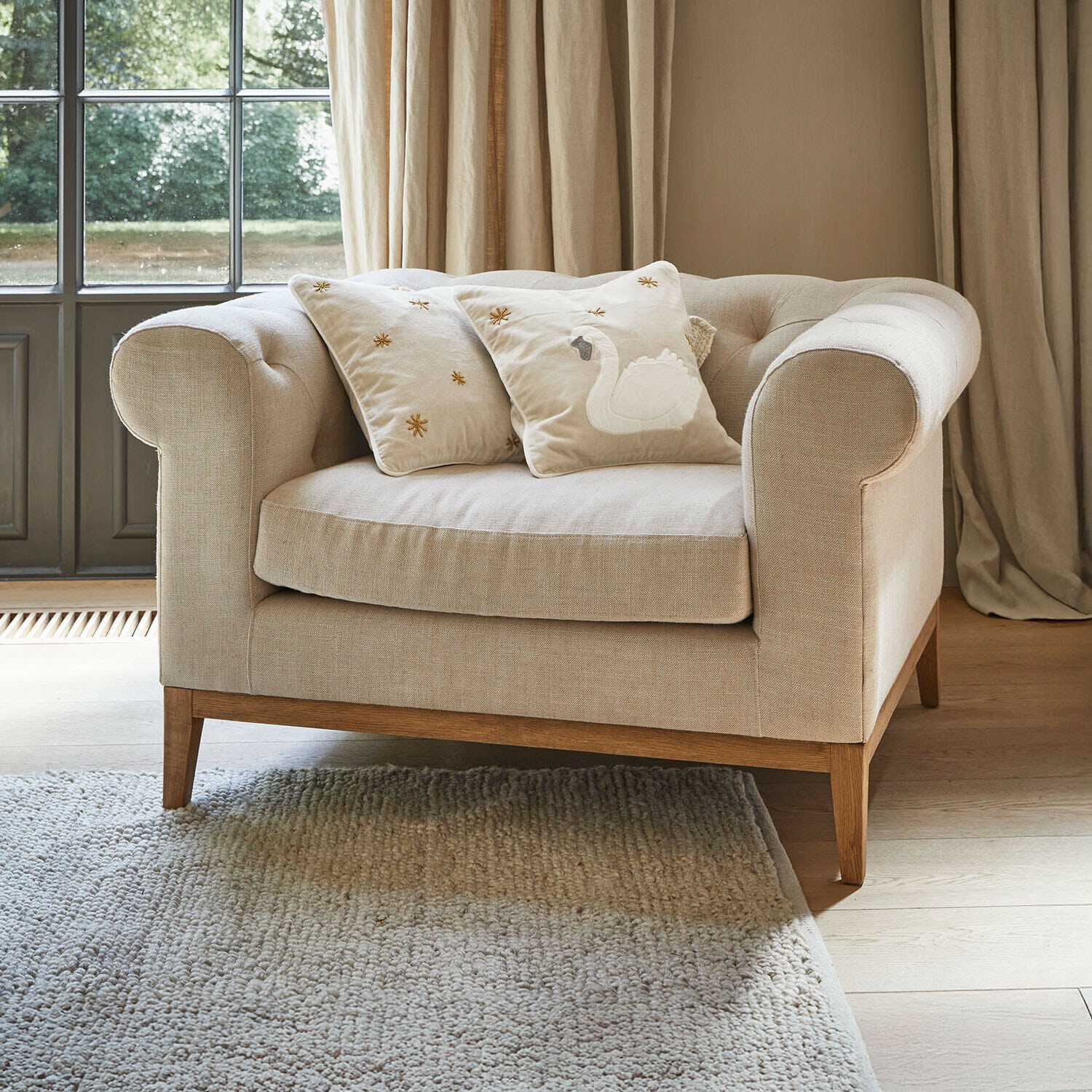 Sessel Fairbourne Beiges Sofa aus Stoff mit Holzgestell und zwei dekorativen Kissen mit Schwan-Stickerei
