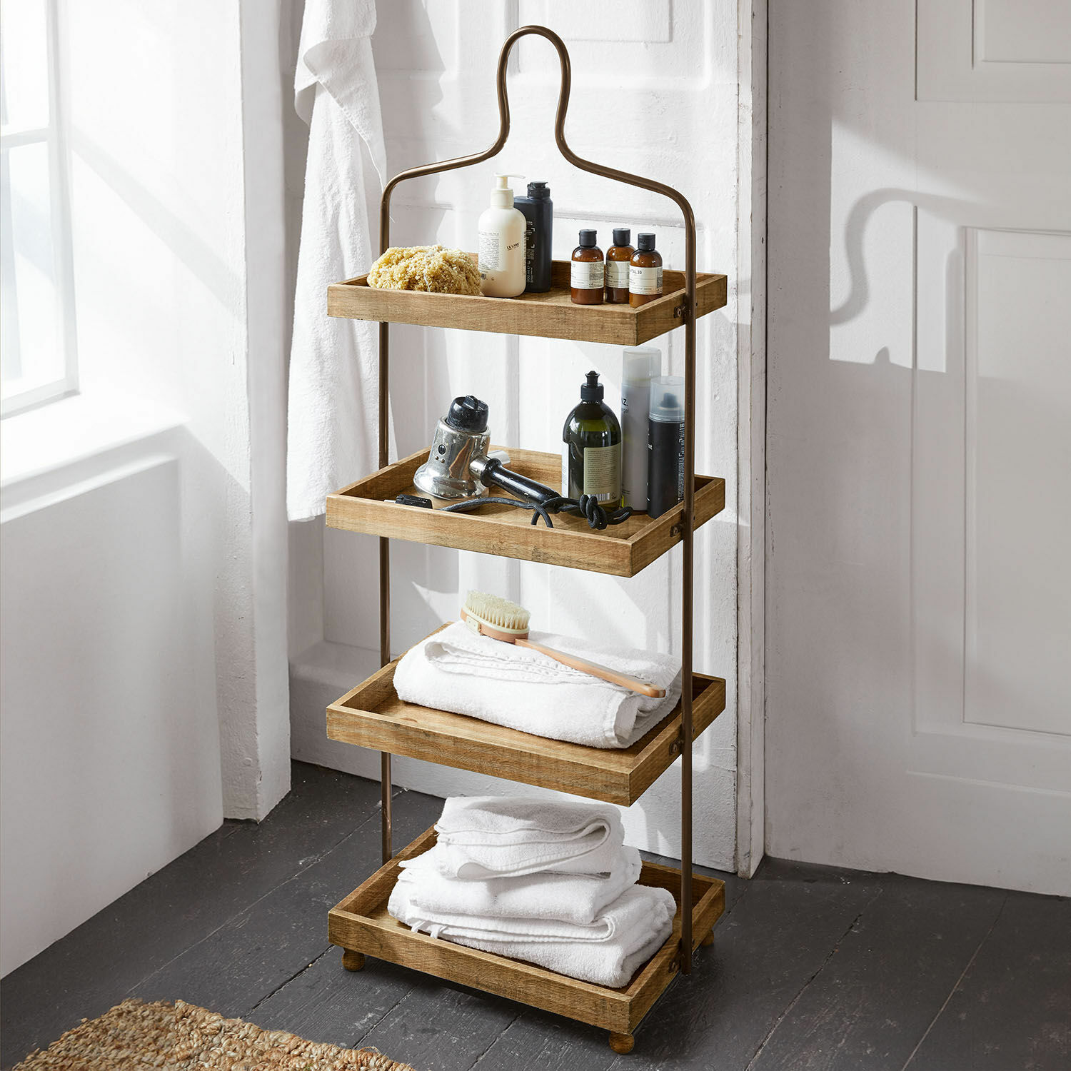 Etagere Lasse Badezimmerregal mit vier Holzablagen und braunem Metallgestell für Handtücher und Pflegeprodukte