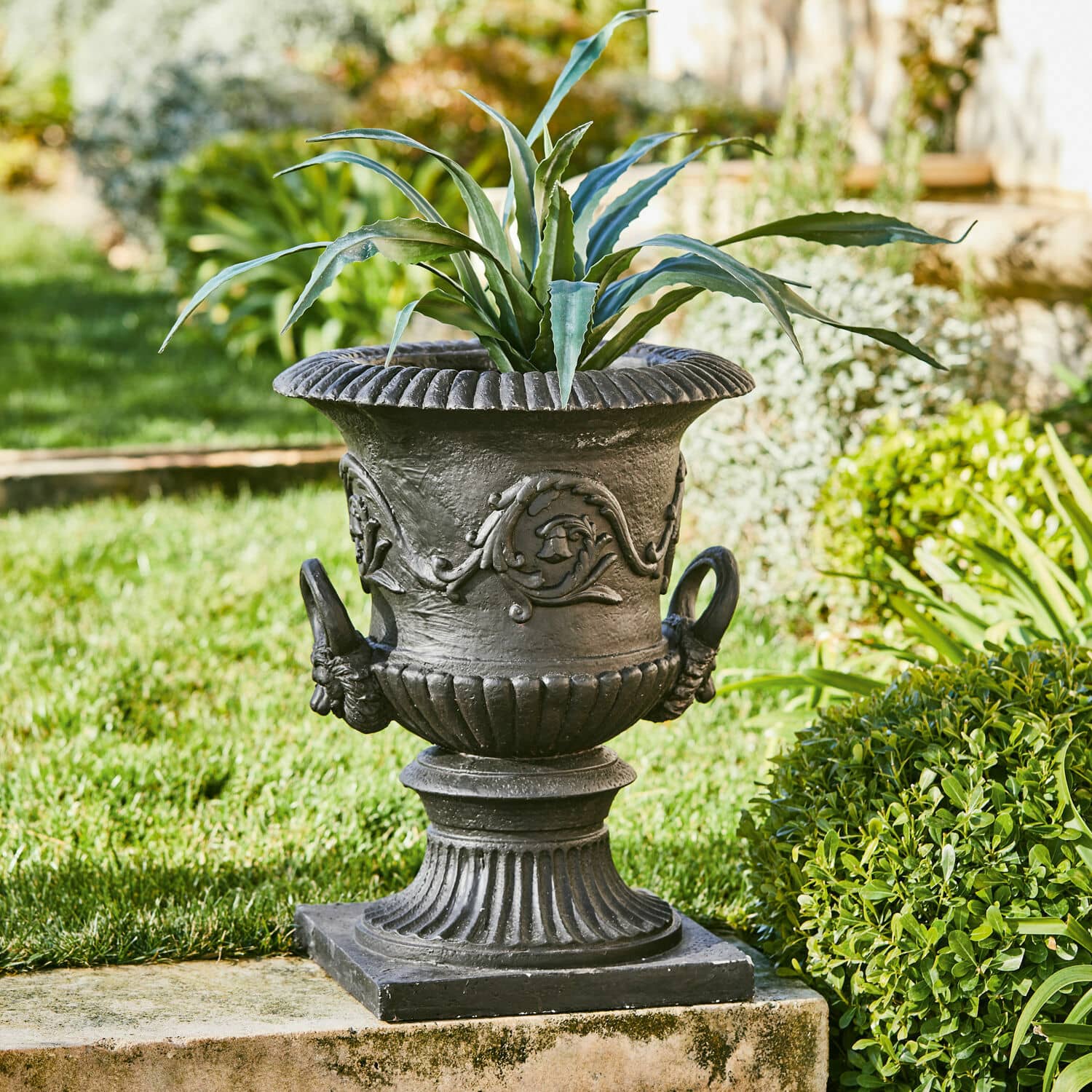 Amphore Joselyn Schwarzer Metall-Pflanztopf mit dekorativem Muster und Pflanze, elegante Gartendekoration