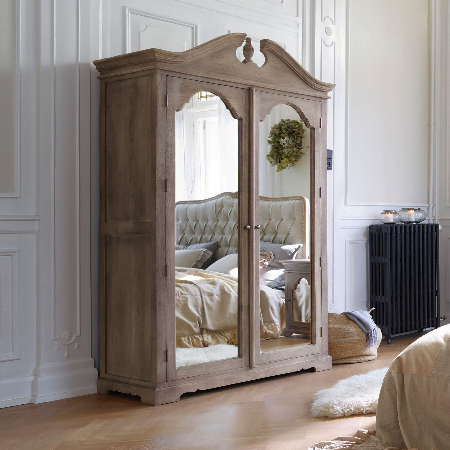 Kleiderschrank Somerset Holzschrank mit verspiegelten Türen im Vintage-Stil in hellem Raum mit Holzboden