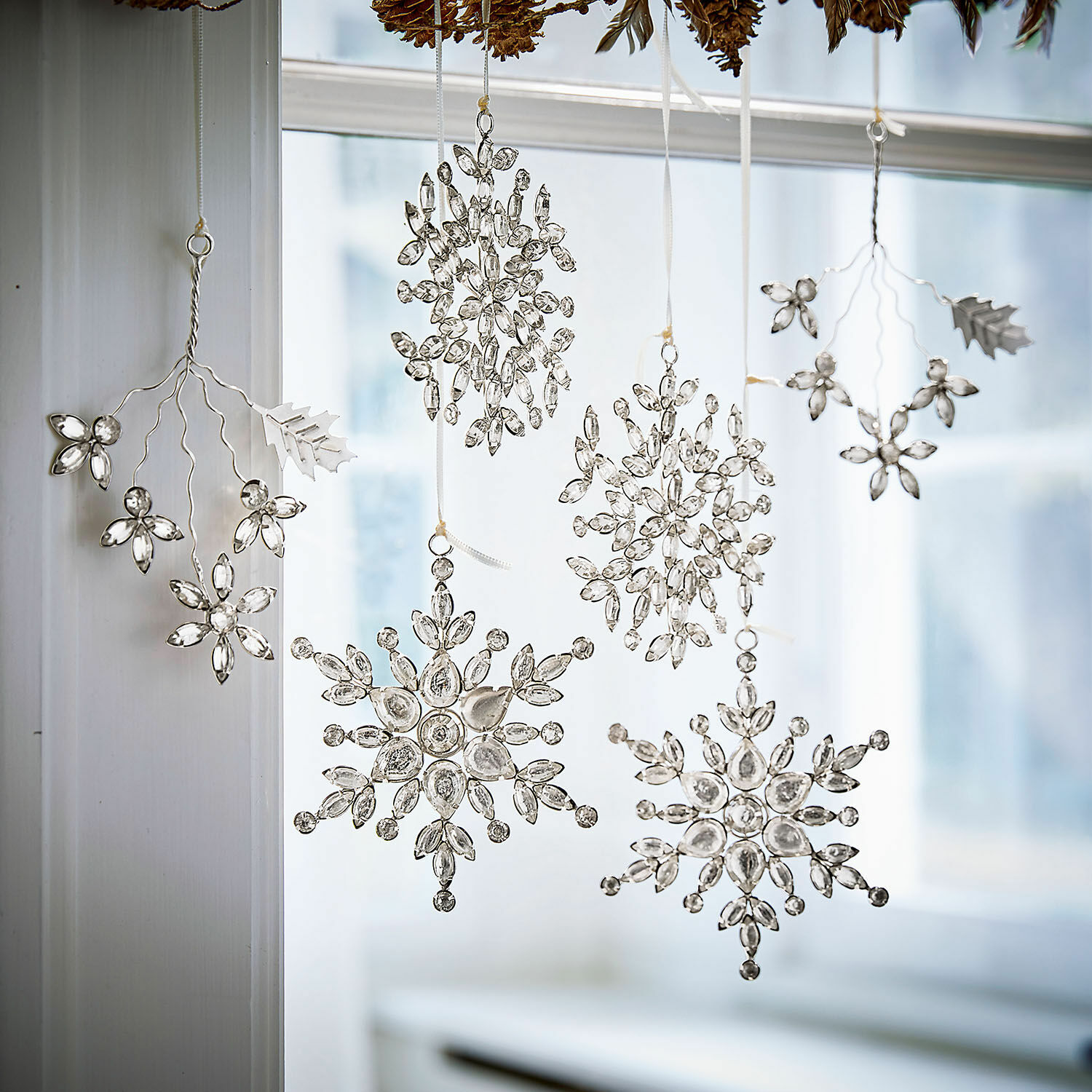 Weihnachtsschmuck 6er Set Allegan Dekorative Schneeflocken-Anhänger aus klarem Glas und Metall für festliche Fensterdekoration