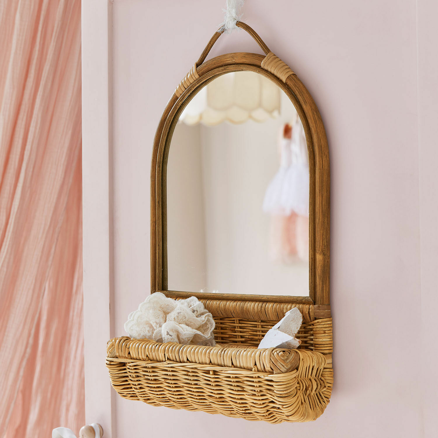 Ovaler Wandspiegel aus Rattan mit integriertem Korb, Naturfarbe, praktische und dekorative Wanddeko