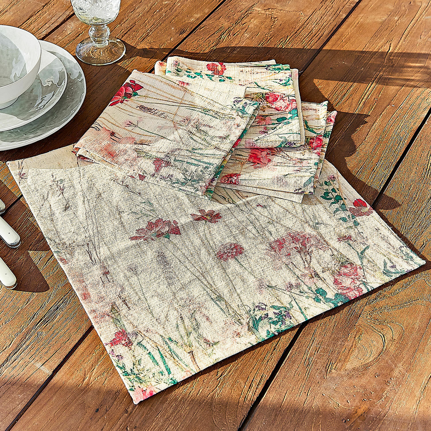 Serviette 4er Set Briovene Leinen-Servietten in Creme mit floralem Muster auf Holztisch für stilvolle Tischdekoration