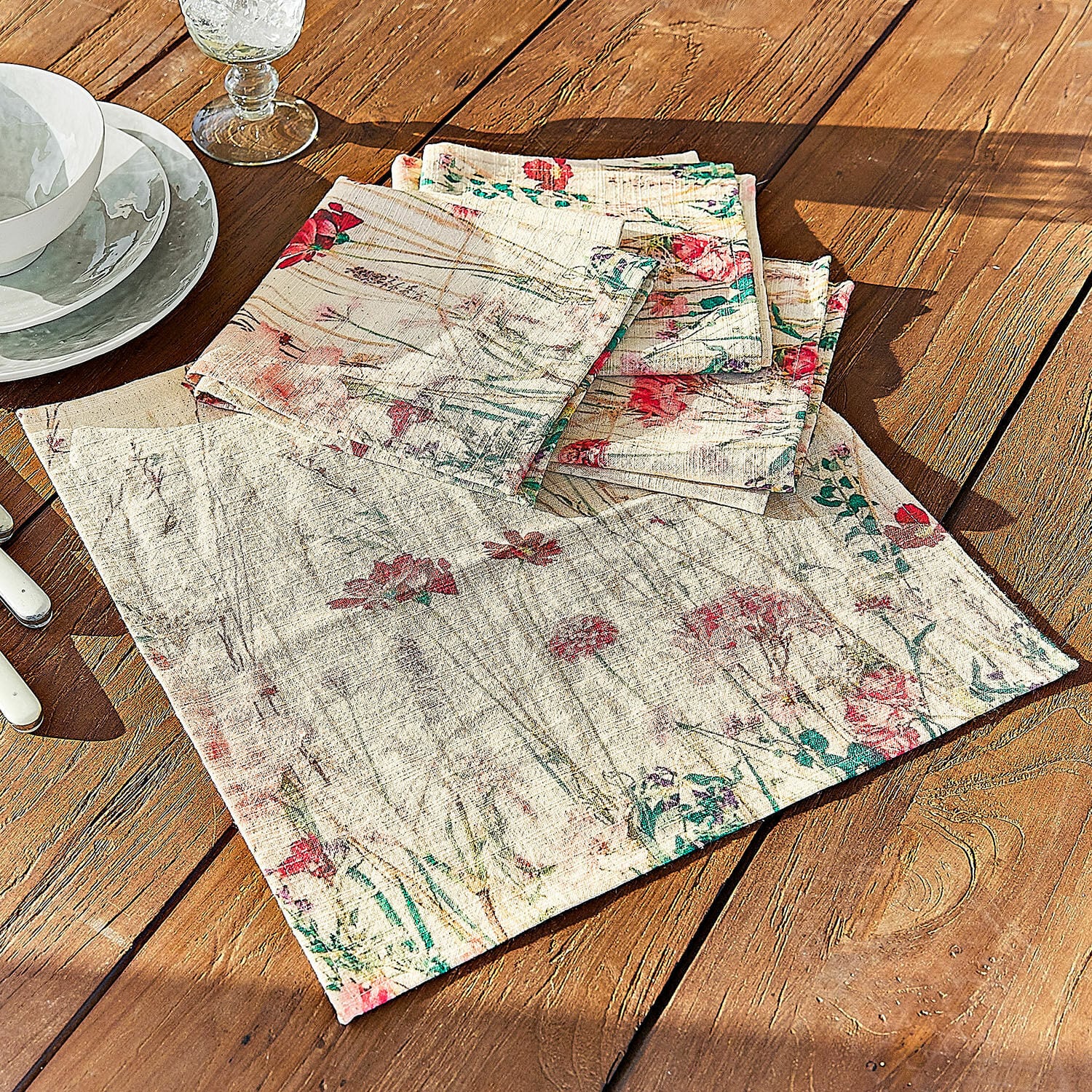 Serviette 4er Set Briovene Leinen-Servietten in Creme mit floralem Muster auf Holztisch für stilvolle Tischdekoration