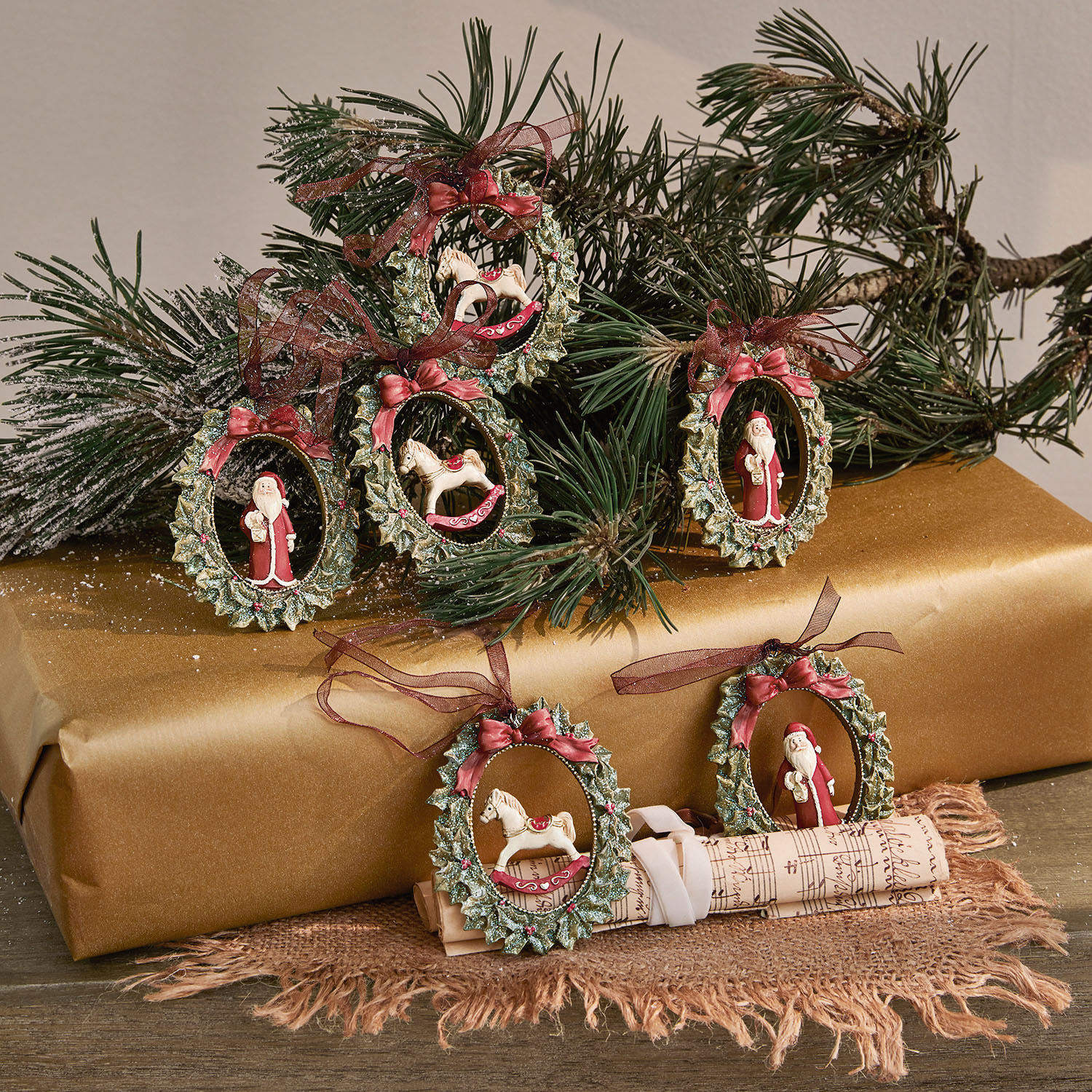 Anhänger 6er Set Chaignes Set aus Weihnachtsanhängern mit grünen Kränzen, roter Schleife und Figuren von Weihnachtsmann und Schaukelpferd