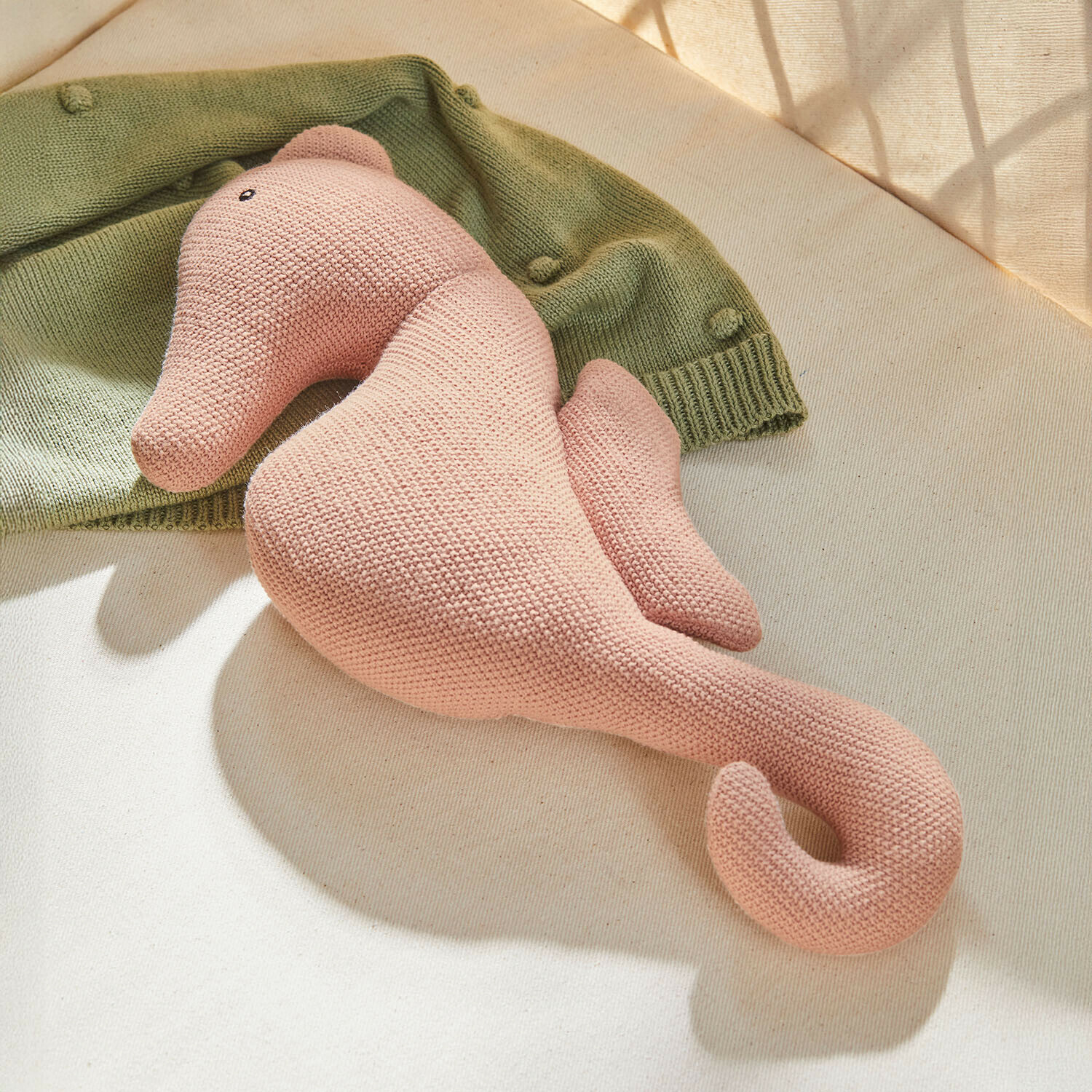 Stofftier Bubbilo Rosa gestricktes Plüsch-Seepferdchen auf hellem Hintergrund mit grünem Pullover, weiches Kinderspielzeug