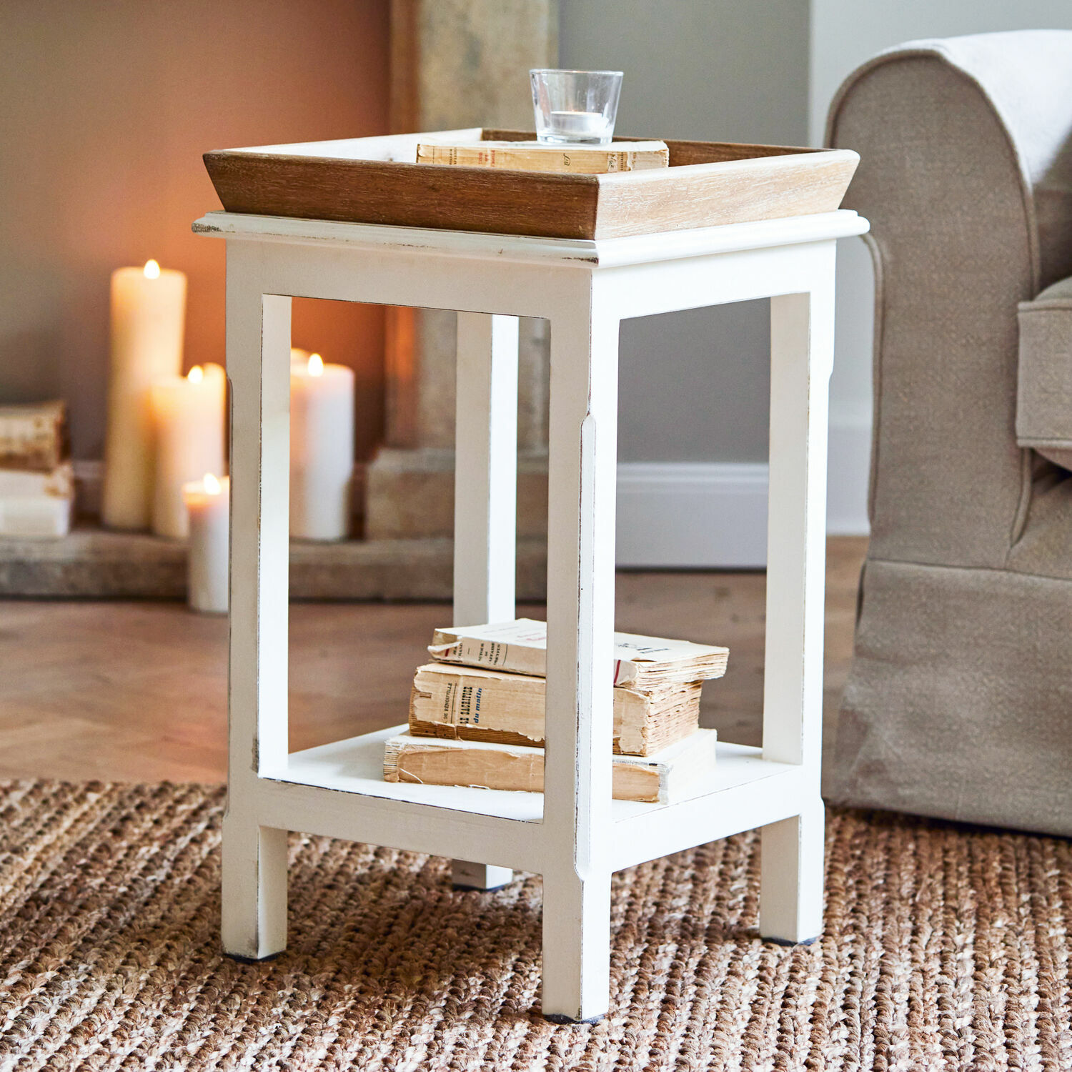 Beistelltisch Vieille Weißer Beistelltisch aus Holz mit Ablage und natürlichem Holztablett auf Teppich im Wohnzimmer