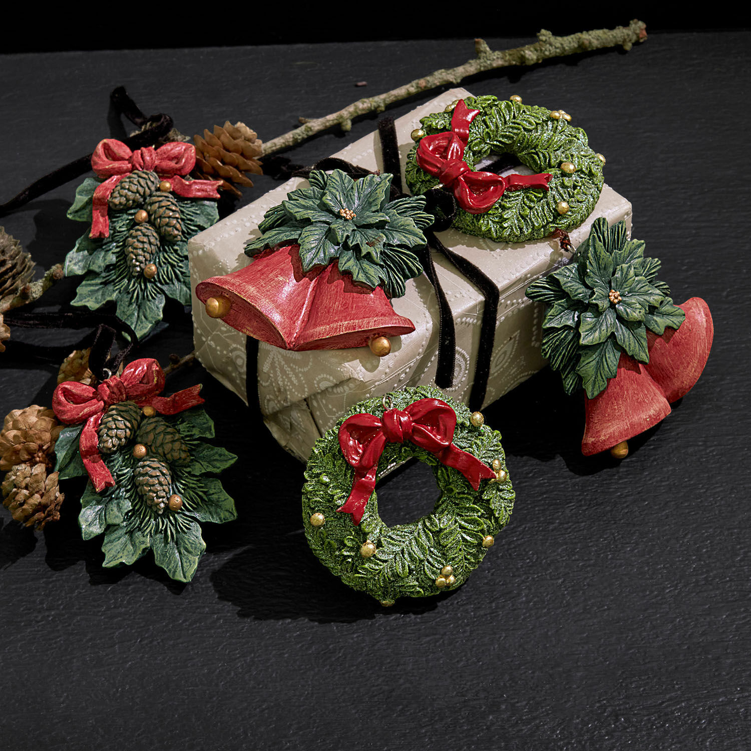 Anhänger 6er Set Sarivena Weihnachtliche Deko aus grüner Harz mit roten Schleifen und Glocken auf Geschenkverpackung