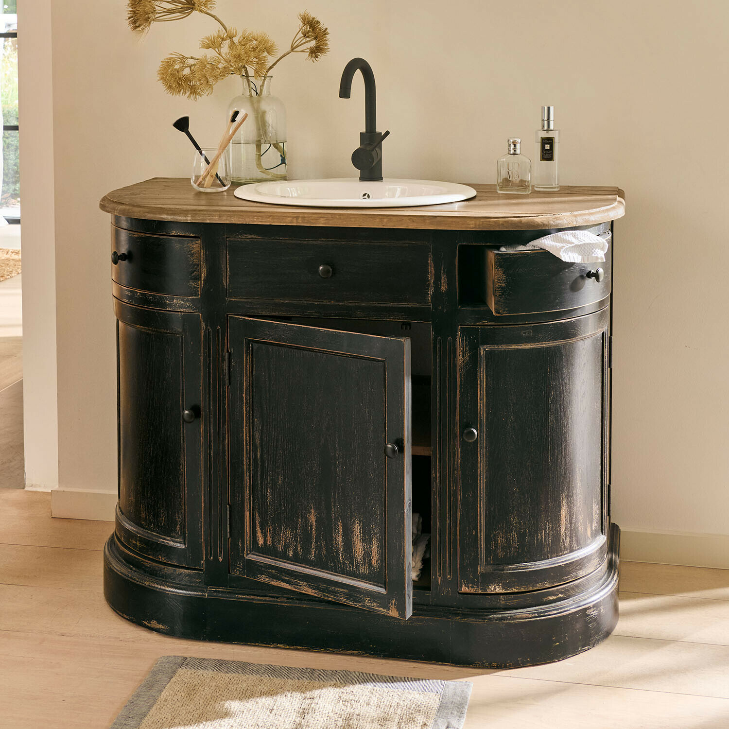 Schwarzer Holz-Badezimmerschrank mit weißem Waschbecken und hellem Holzplatte im Vintage-Stil