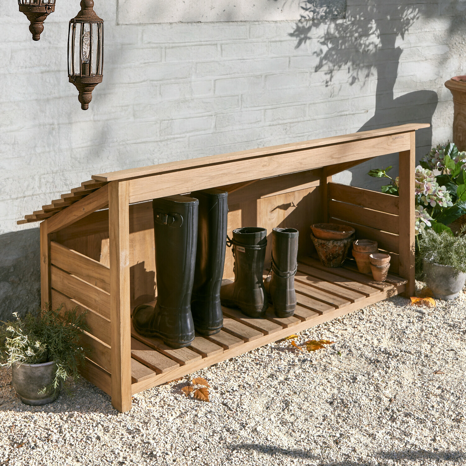 Outdoor-Regal Mabry Gartenschuhregal aus Naturholz zur Aufbewahrung von Gummistiefeln und Blumentöpfen im Außenbereich