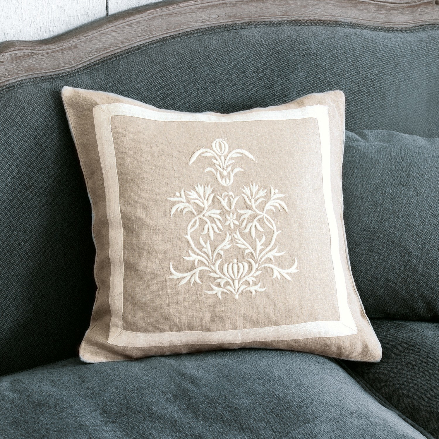 Kissenhülle Many Beige Leinenkissen mit weißer Stickerei auf grauem Sofa, dekoratives Wohnaccessoire
