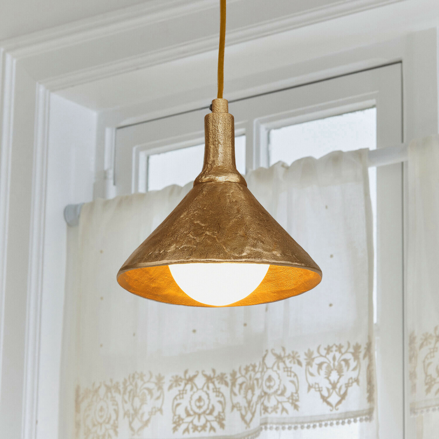 Hängelampe Quenlivre Goldene Metall-Hängeleuchte mit strukturierter Oberfläche und weißer Glühbirne, dekorative Deckenlampe