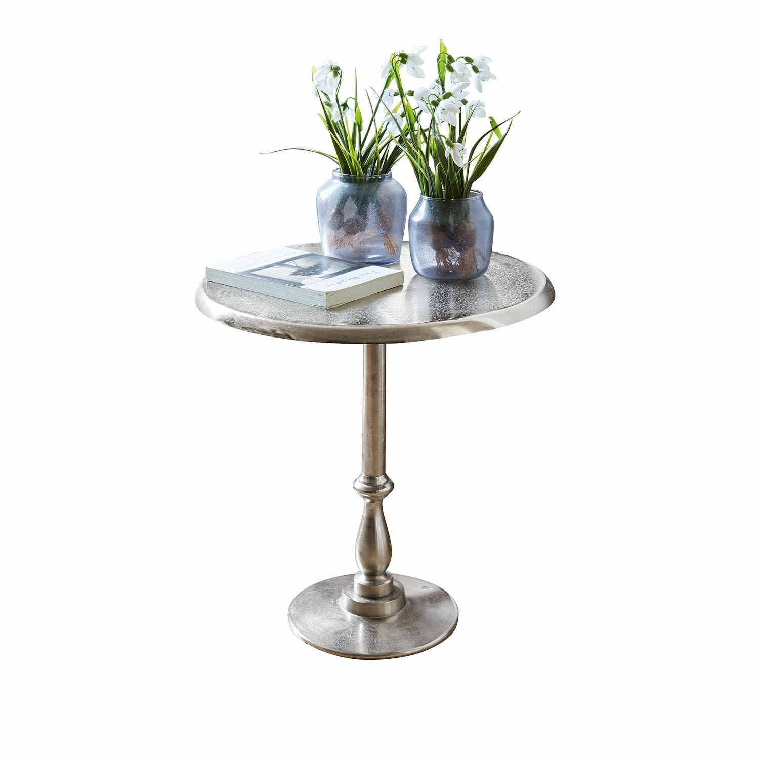 Beistelltisch Eppeville Runder Beistelltisch aus silbernem Metall mit zwei blauen Vasen und weißen Blumen als Dekoration