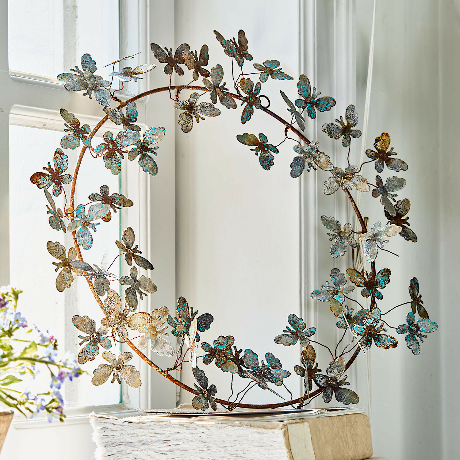 Dekorativer Metallkranz mit Schmetterlingen in Rost- und Türkistönen für Wohn- und Gartendekor