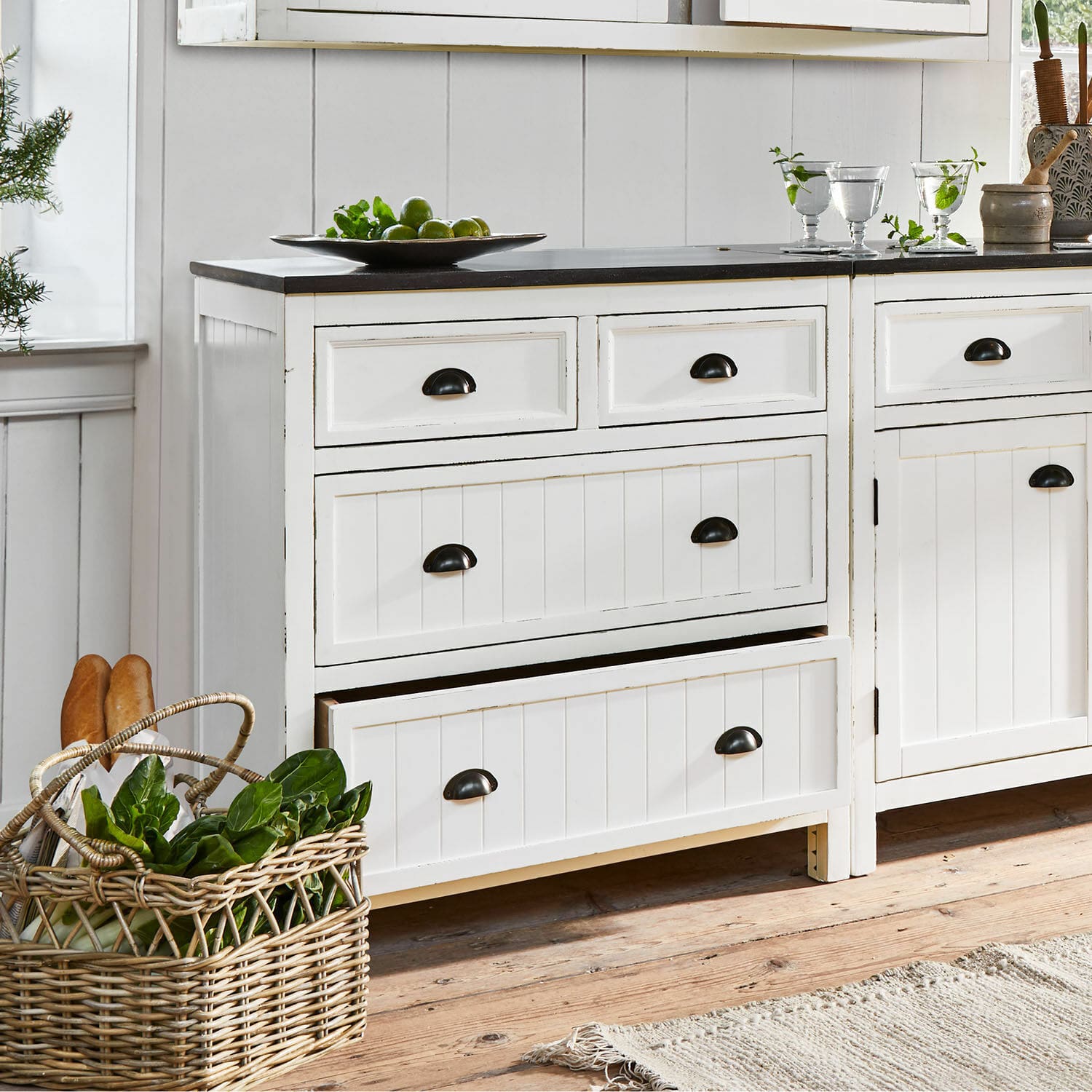 Schubladenschrank Havenwood Weiße Holzkommode mit schwarzer Arbeitsplatte und schwarzen Metallgriffen im Vintage-Stil in der Küche