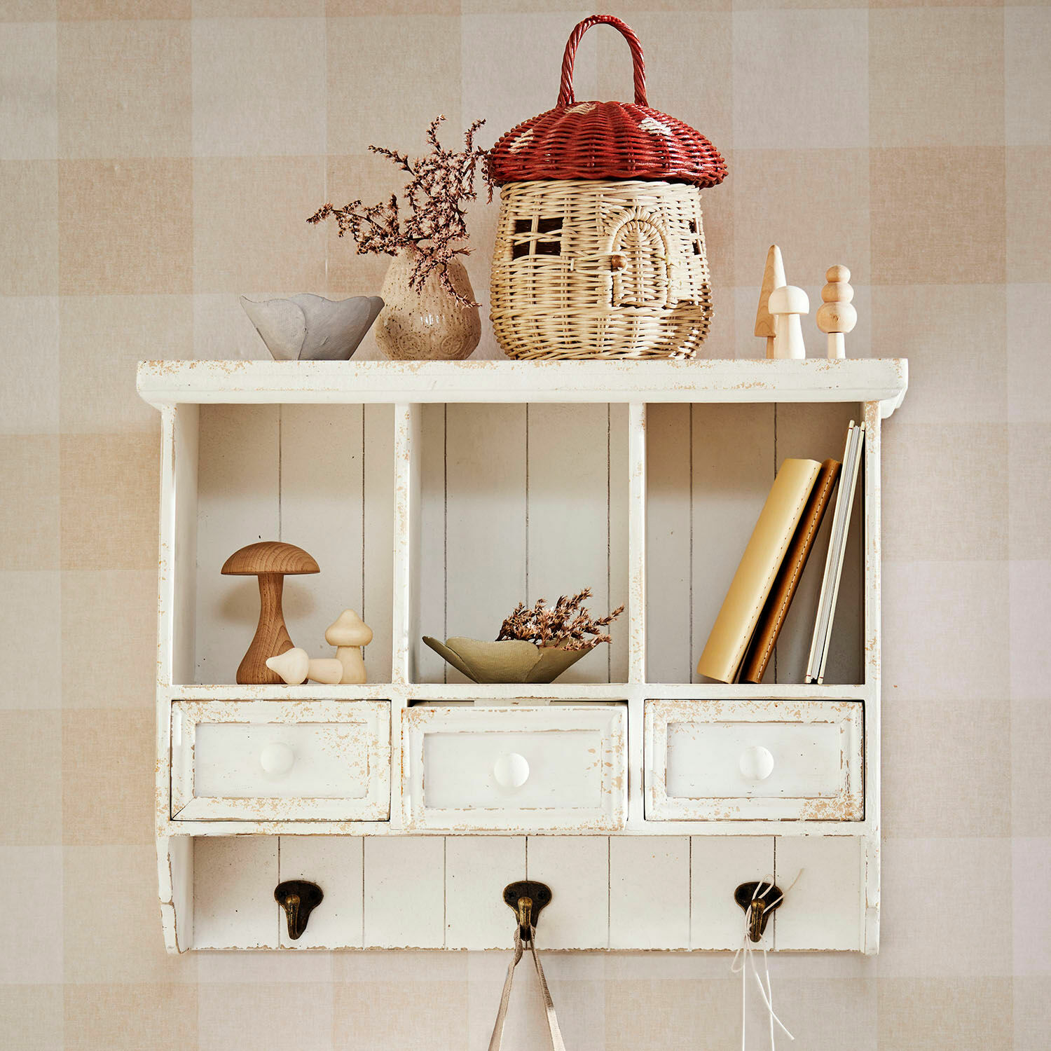 Wandregal Korelis Weißes Holz-Wandregal mit drei Schubladen, Dekoration aus Korbgeflecht und Holzfiguren