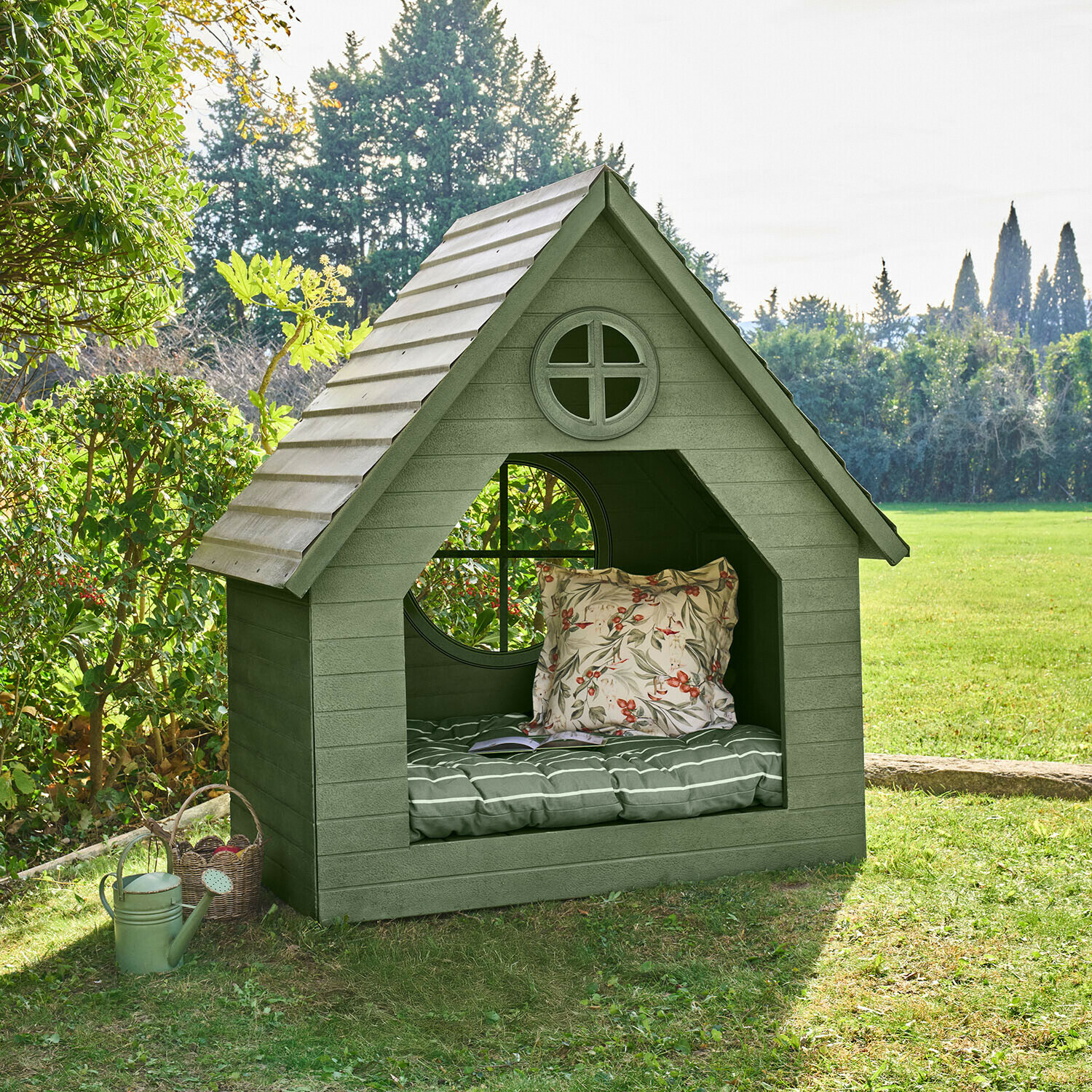 Kindergartenhaus Lunibu Grünes Holz-Gartenhaus mit runden Fenstern und gemütlichen Kissen auf dem Rasen
