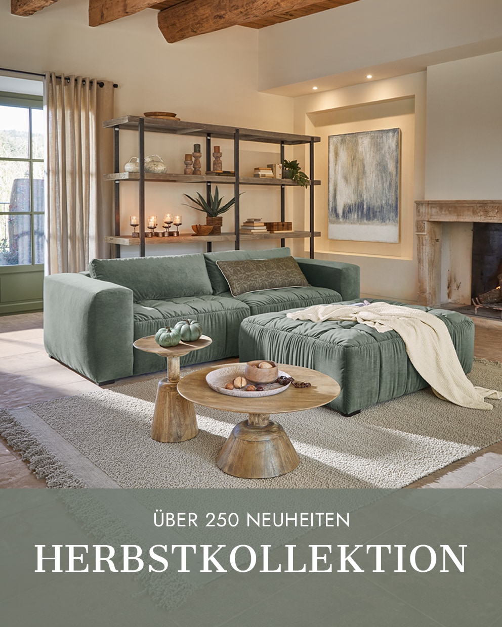 Gemütliches Wohnzimmer mit grünem Stoffsofa und hölzernen Couchtischen auf Teppich