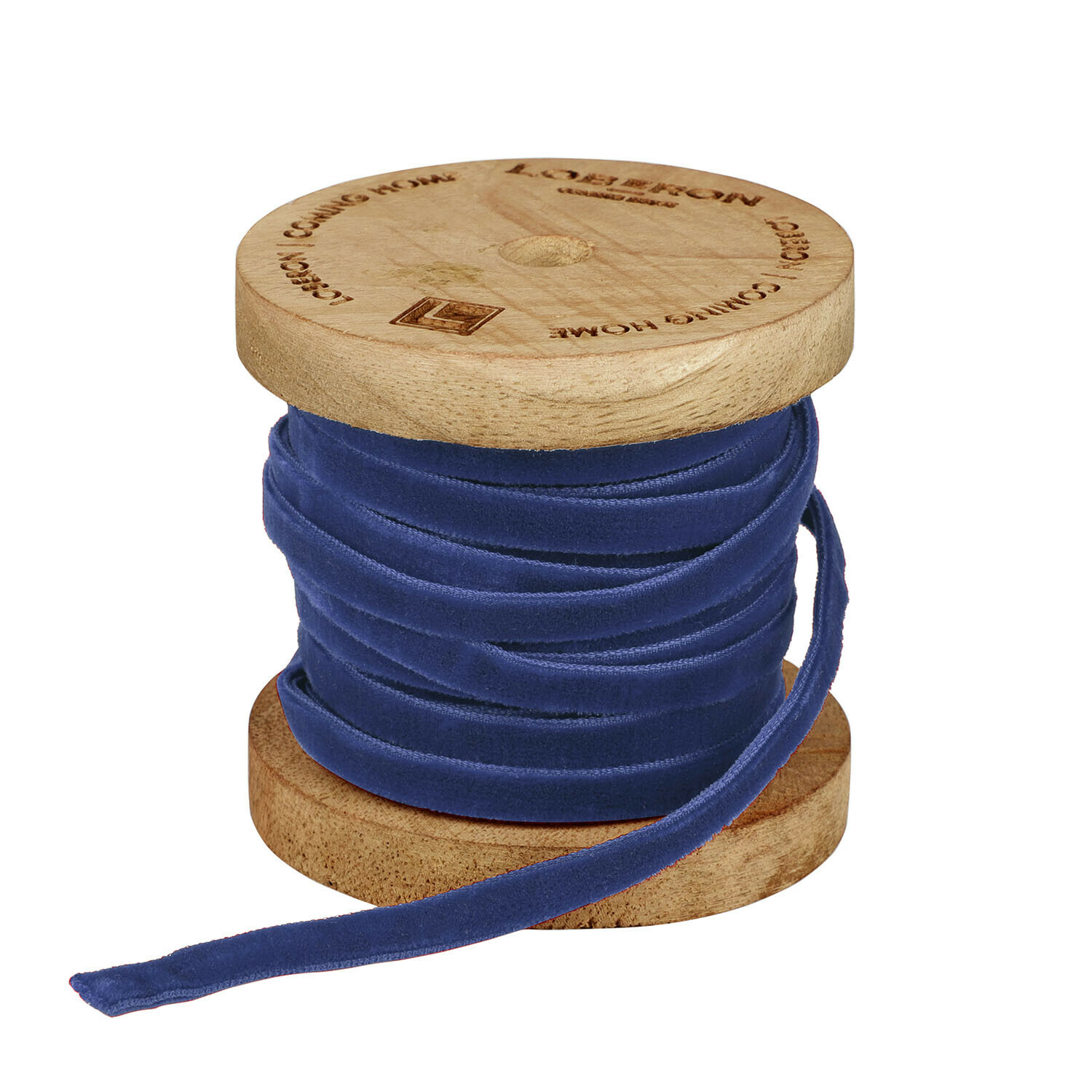 Blaue Samtschleife auf Holzspule für Dekoration und Bastelarbeiten