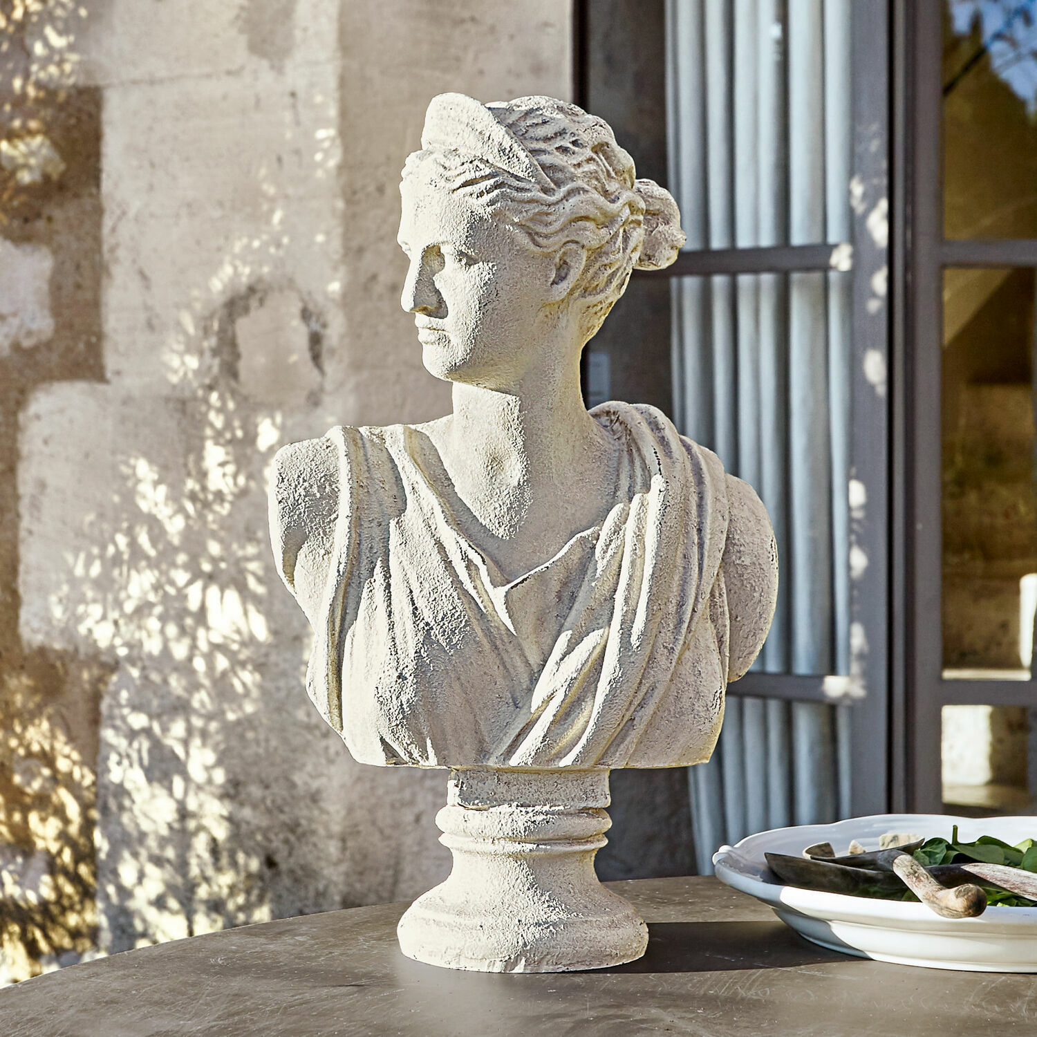 Weißes Steinguss-Porträt einer Frau im klassischen Stil auf Tisch, Gartendekoration