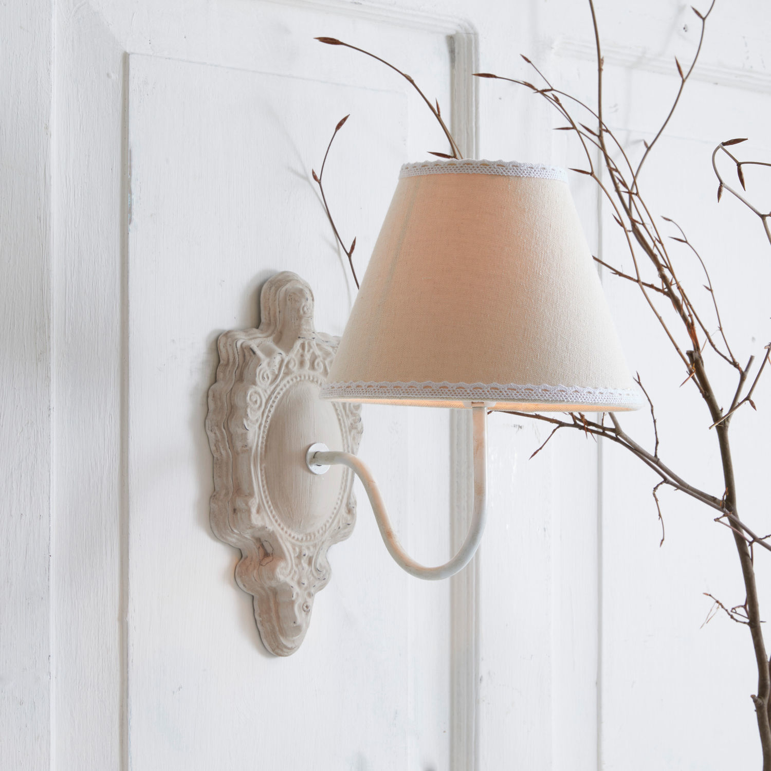 Wandlampe Ascoux Wandleuchte mit beigem Stoffschirm und weißem Metallfuß im Vintage-Stil für Wohnzimmer