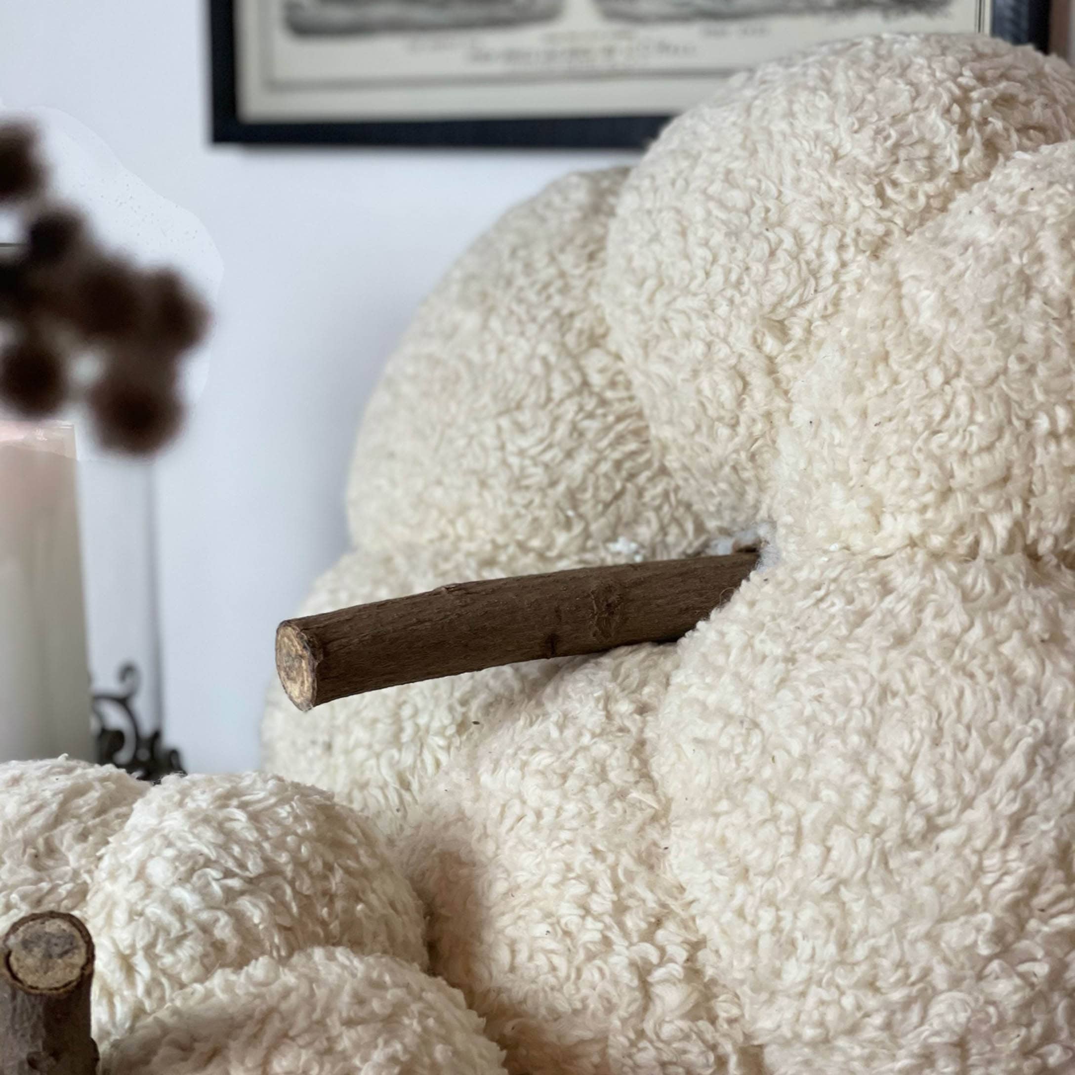Dekorative cremefarbene Stoff-Kürbis mit Holzstiel, herbstlicher Wohnaccessoire aus weichem Material