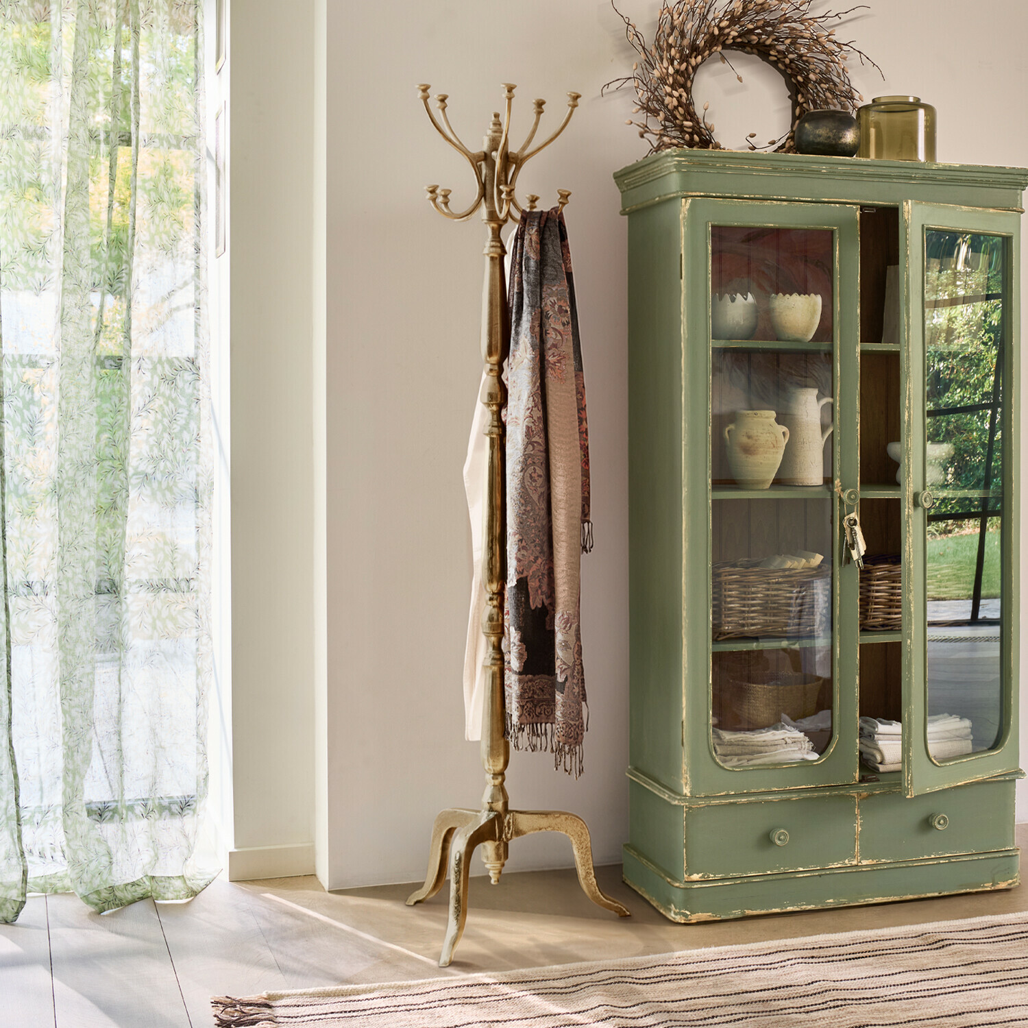 Kleiderständer aus Metall in antikgoldenem Farbton im klassischen Stil für den Flur