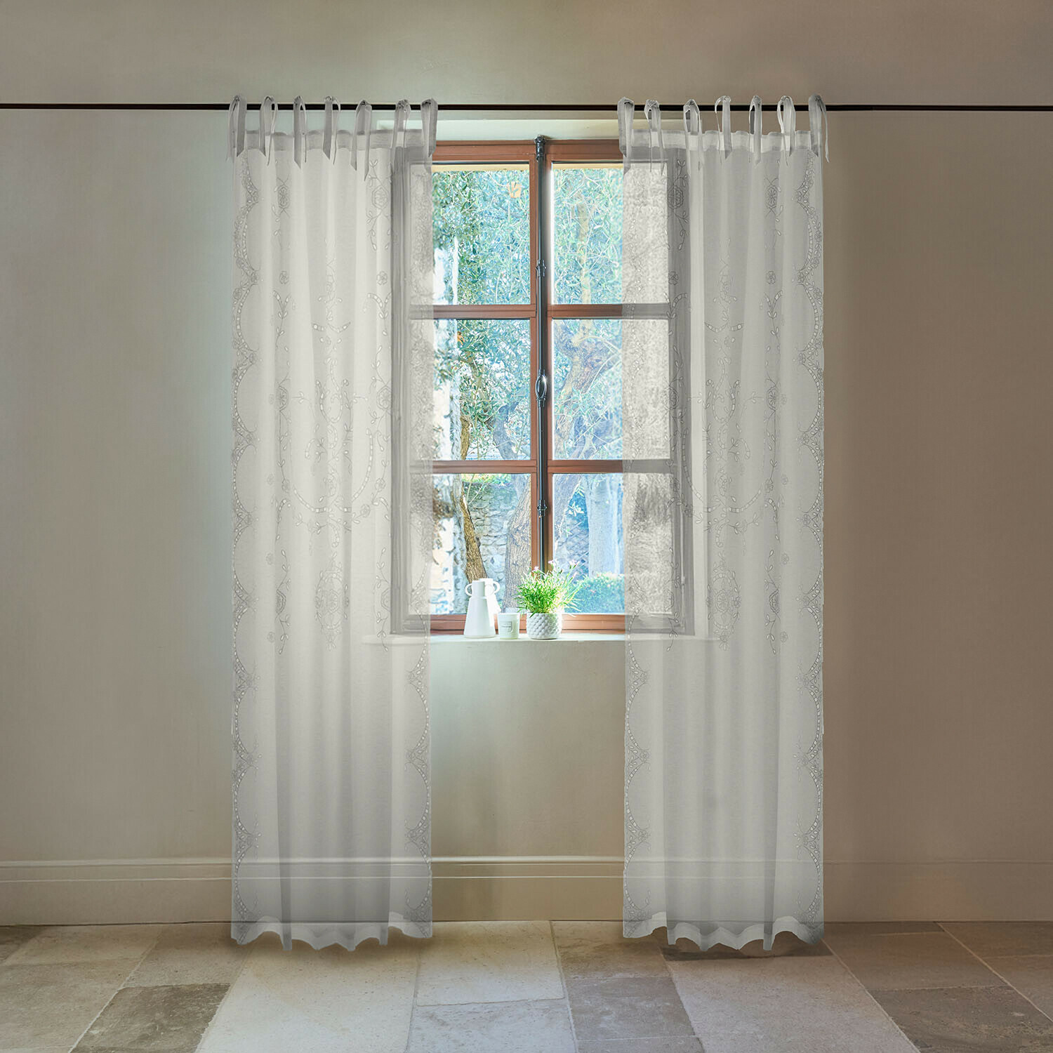 Transparente weiße Vorhänge mit feinem Muster am Fenster, Innenraumdekoration und Sonnenschutz