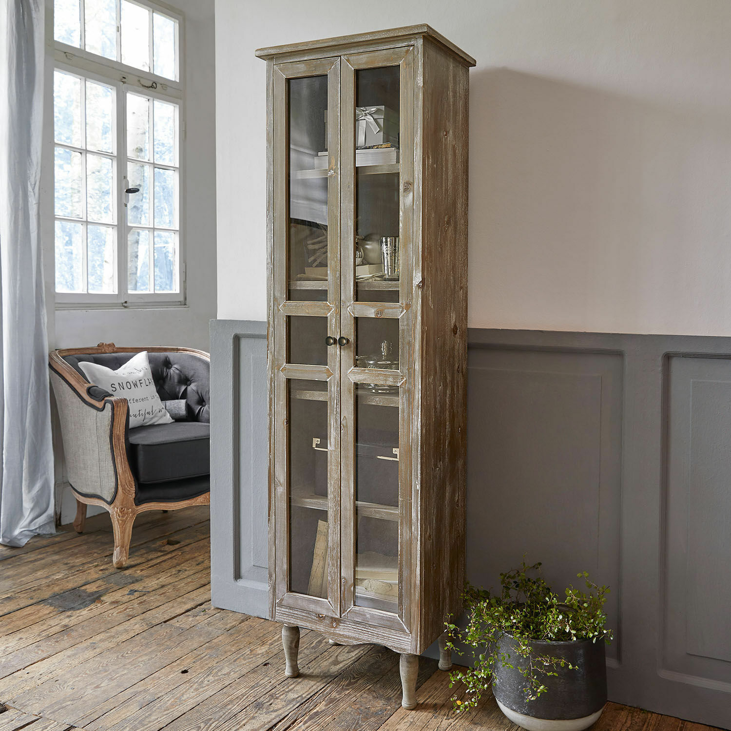 Schrank Covent Garden Schmale Holzvitrine mit Glastüren im Vintage-Stil für stilvolles Wohnzimmer