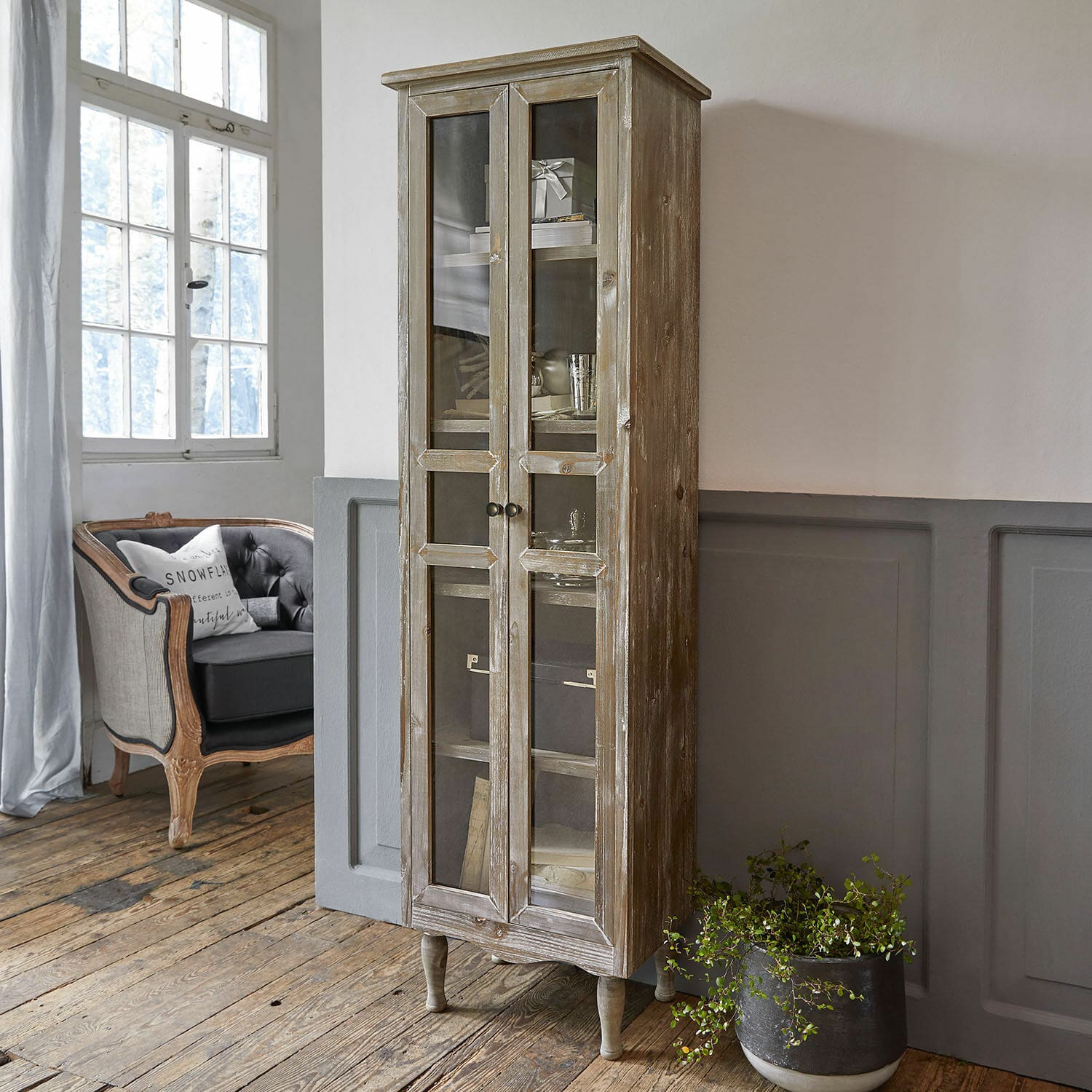 Schrank Covent Garden Schmale Holzvitrine mit Glastüren im Vintage-Stil für stilvolles Wohnzimmer