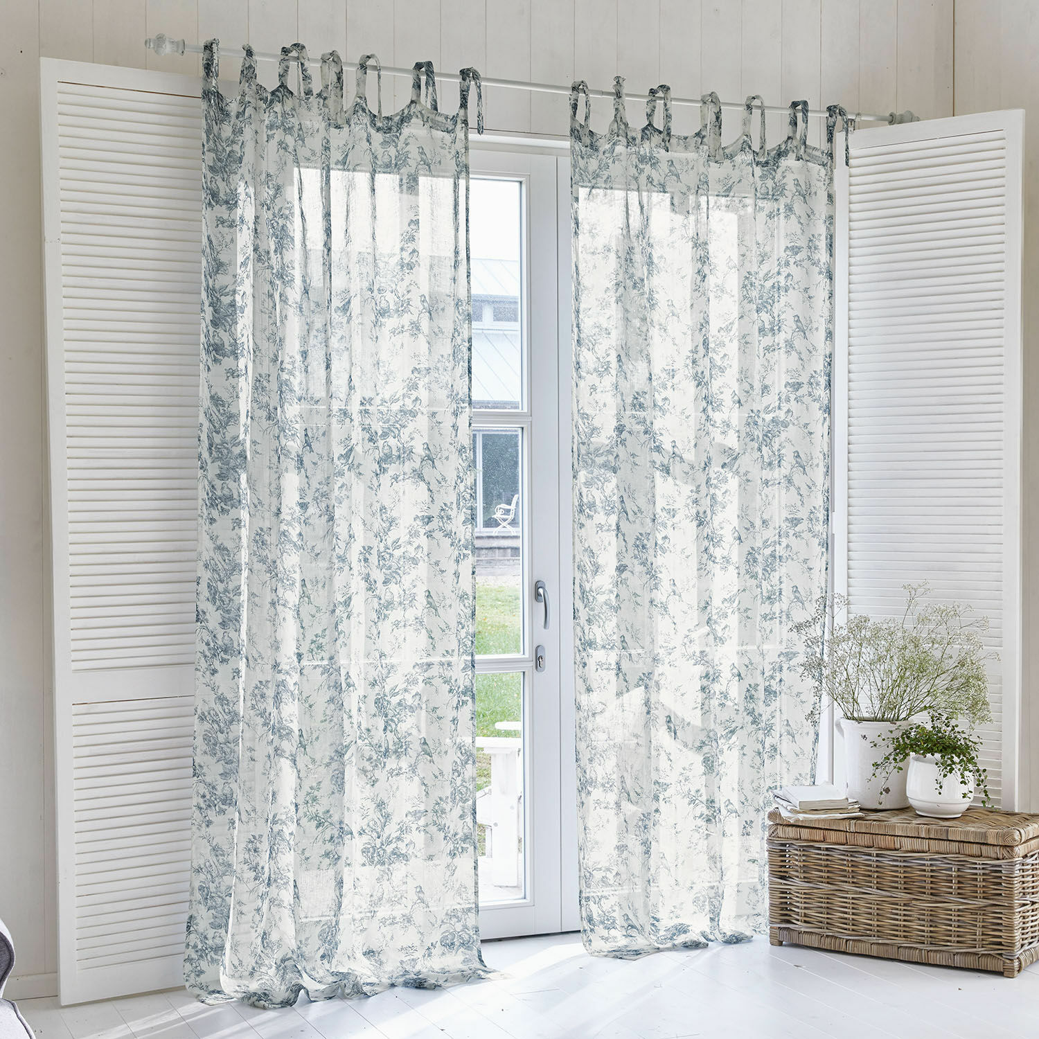 Gardine Emilie Transparente Vorhänge mit blauem Blumenmuster auf weißem Stoff, leichte Gardinen fürs Wohnzimmer