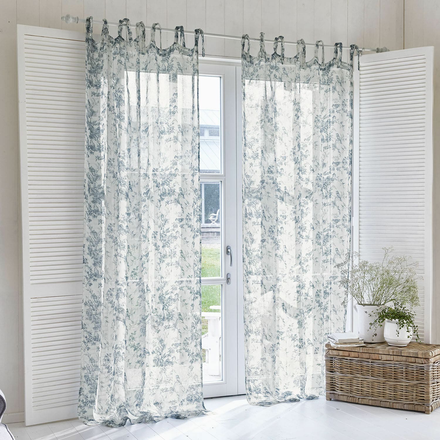 Gardine Emilie Transparente Vorhänge mit blauem Blumenmuster auf weißem Stoff, leichte Gardinen fürs Wohnzimmer