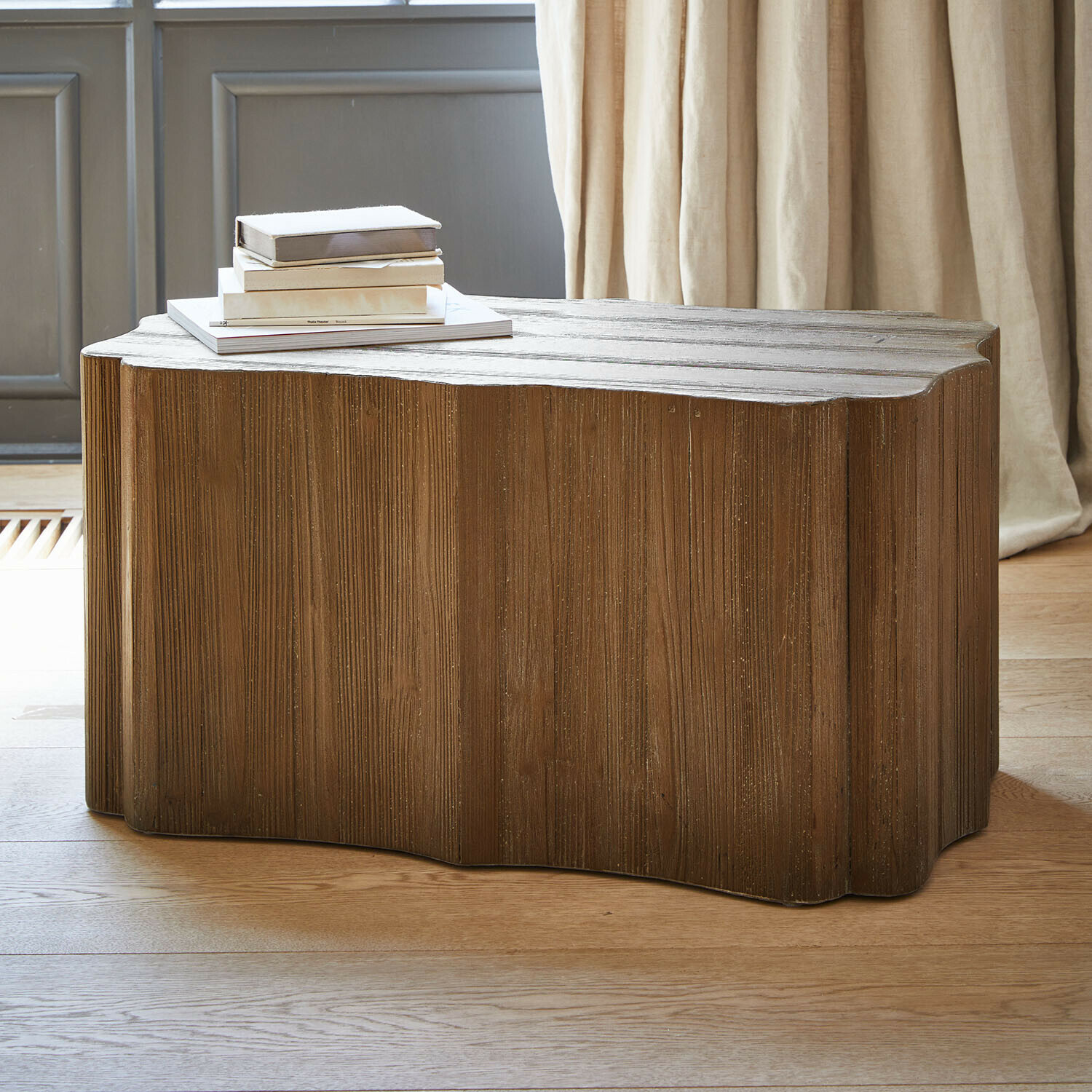 Couchtisch Romette Wohnzimmertisch aus Holz in Baumstammform in natürlichem Braun für gemütliche Räume