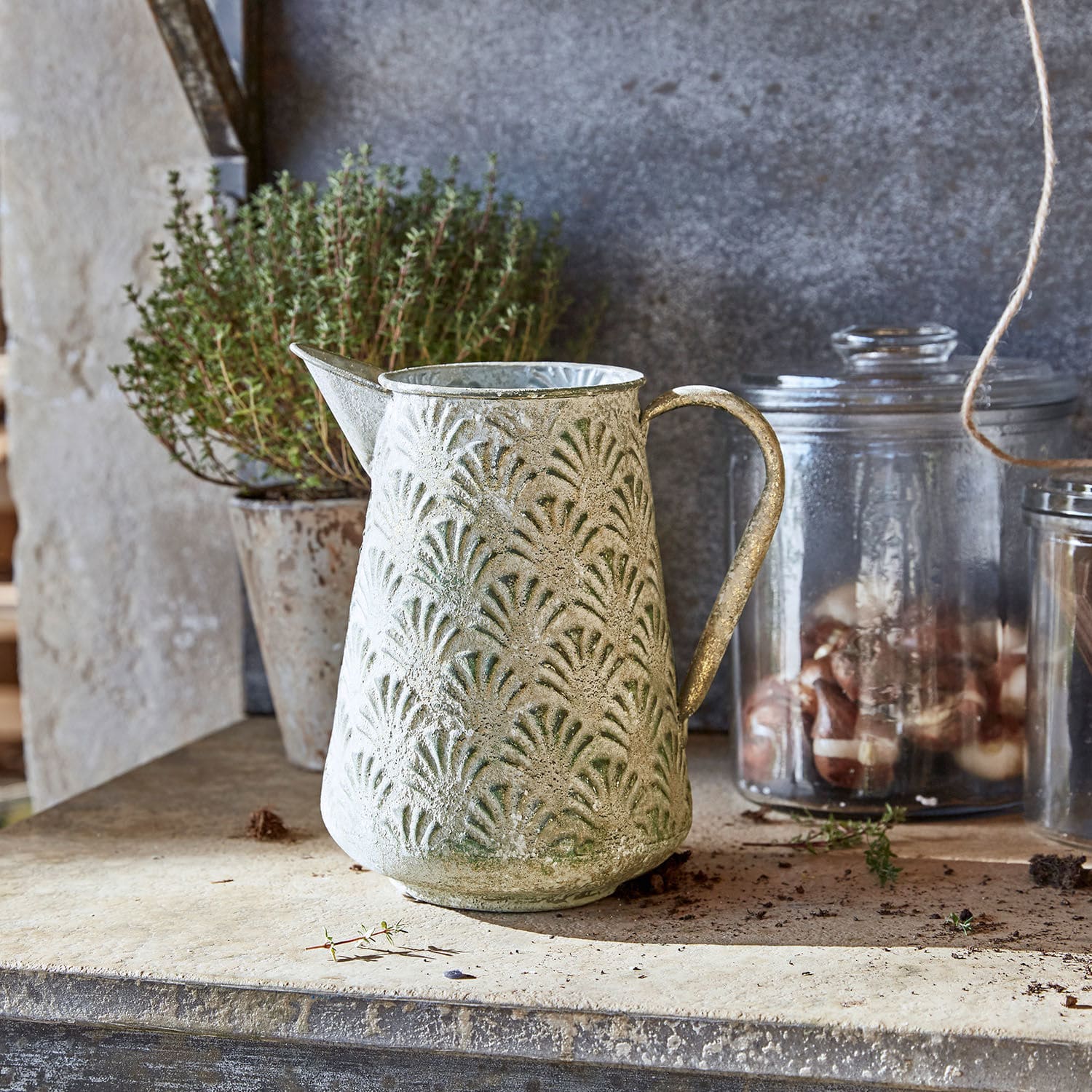Deko-Kanne Iskele Metallkanne mit grünem Muster und Patina auf Steinplatte, rustikale Deko für Garten und Haus