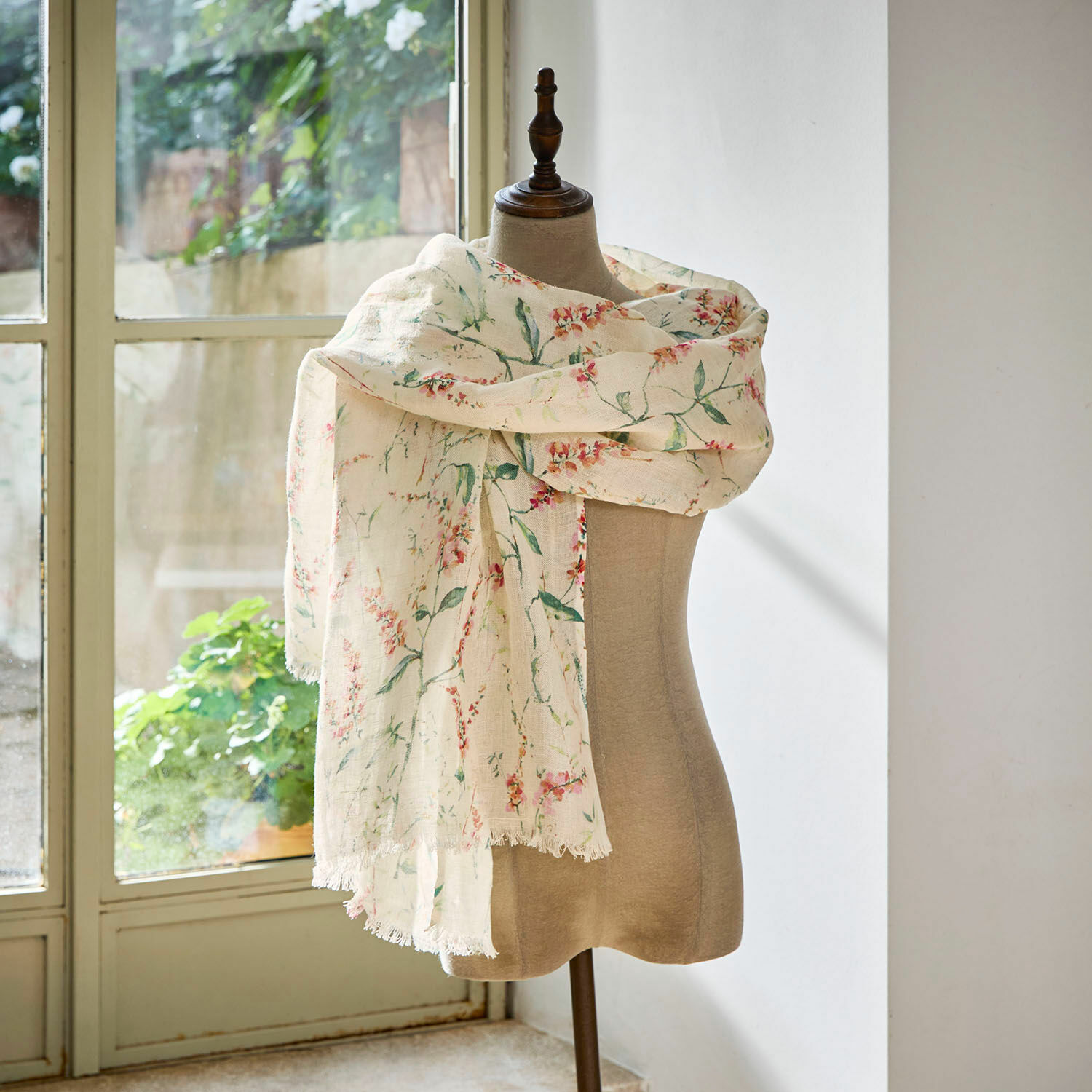 Schal Soleilou Leichter Baumwollschal in Creme mit floralem Muster, ideal für frühlingshafte Outfits