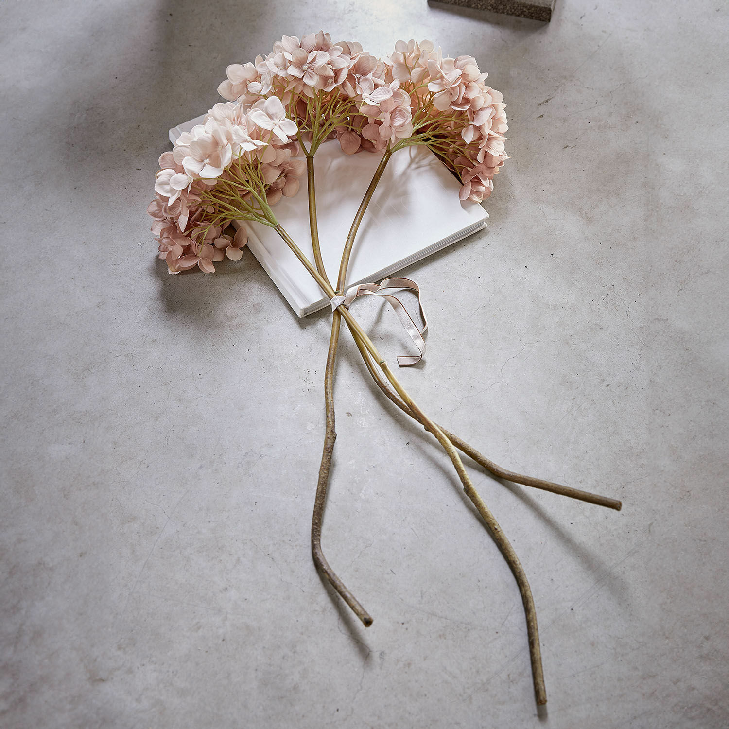 Deko-Blume 3er Set Amarente Strauß künstlicher Hortensienblüten in zartem Rosa auf grauem Hintergrund, Wohnaccessoire