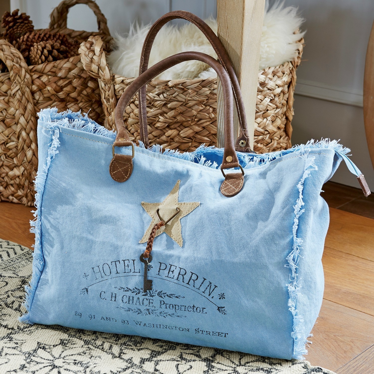 Tasche Elora Große hellblaue Stofftasche mit braunen Griffen und Sternapplikation im Vintage-Stil