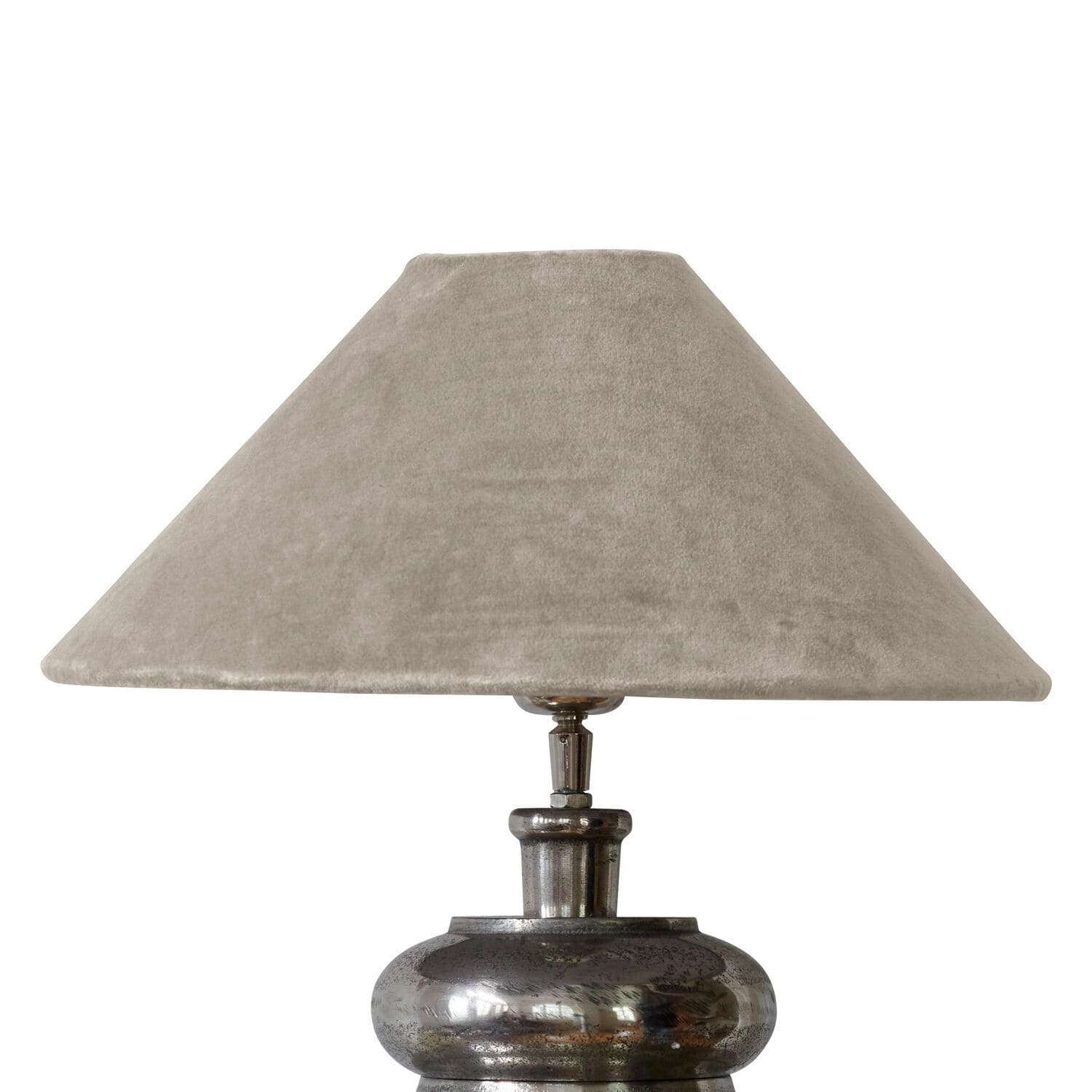 beige Beiger Lampenschirm Emmera aus weichem Stoff auf metallischer Lampenbasis