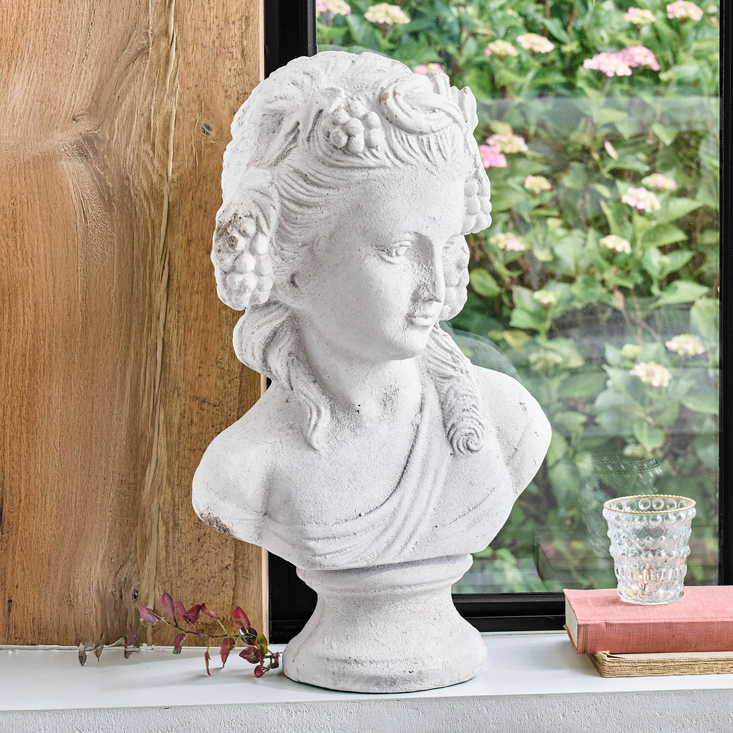 Weißes dekoratives Steinguss-Büstenportrait einer Frau mit floralen Details auf Fensterbank