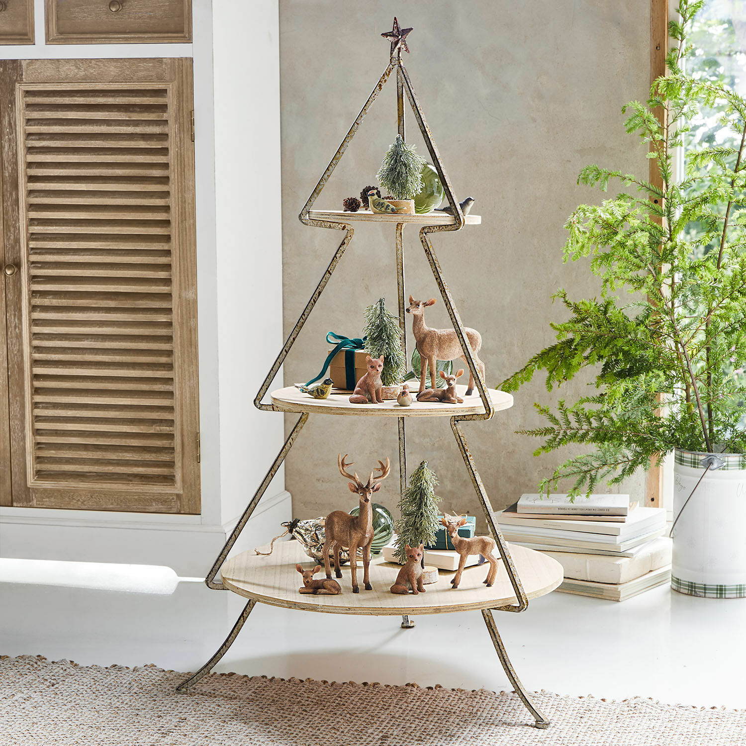 Etagere Wélonice Metallregal in Tannenbaumform mit Holzablagen und Weihnachtsdekorationen mit Rehen