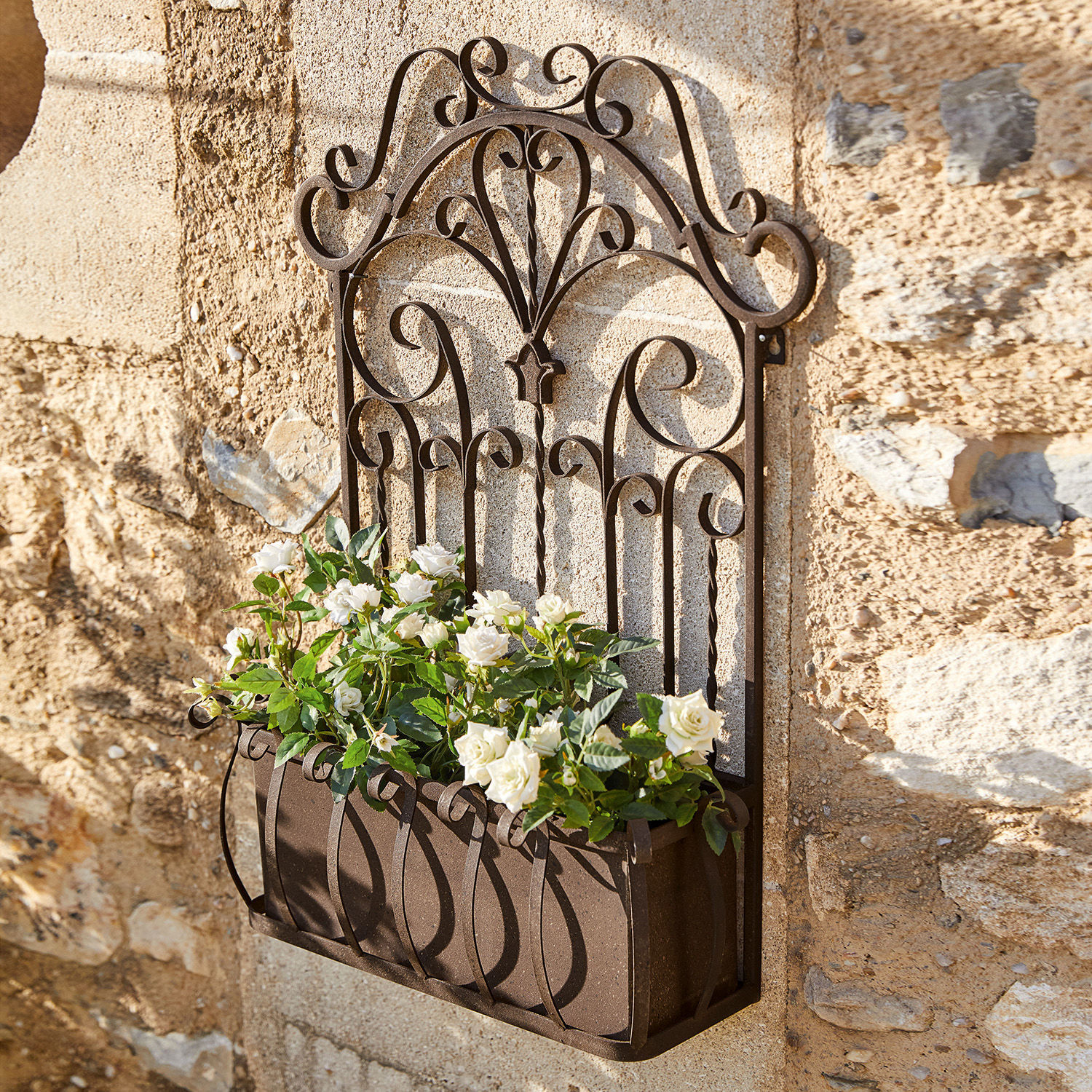 Blumenkasten Secourt Brauner Metall-Wandblumentopf mit dekorativen Verzierungen und weißen Blumen für Gartendekor