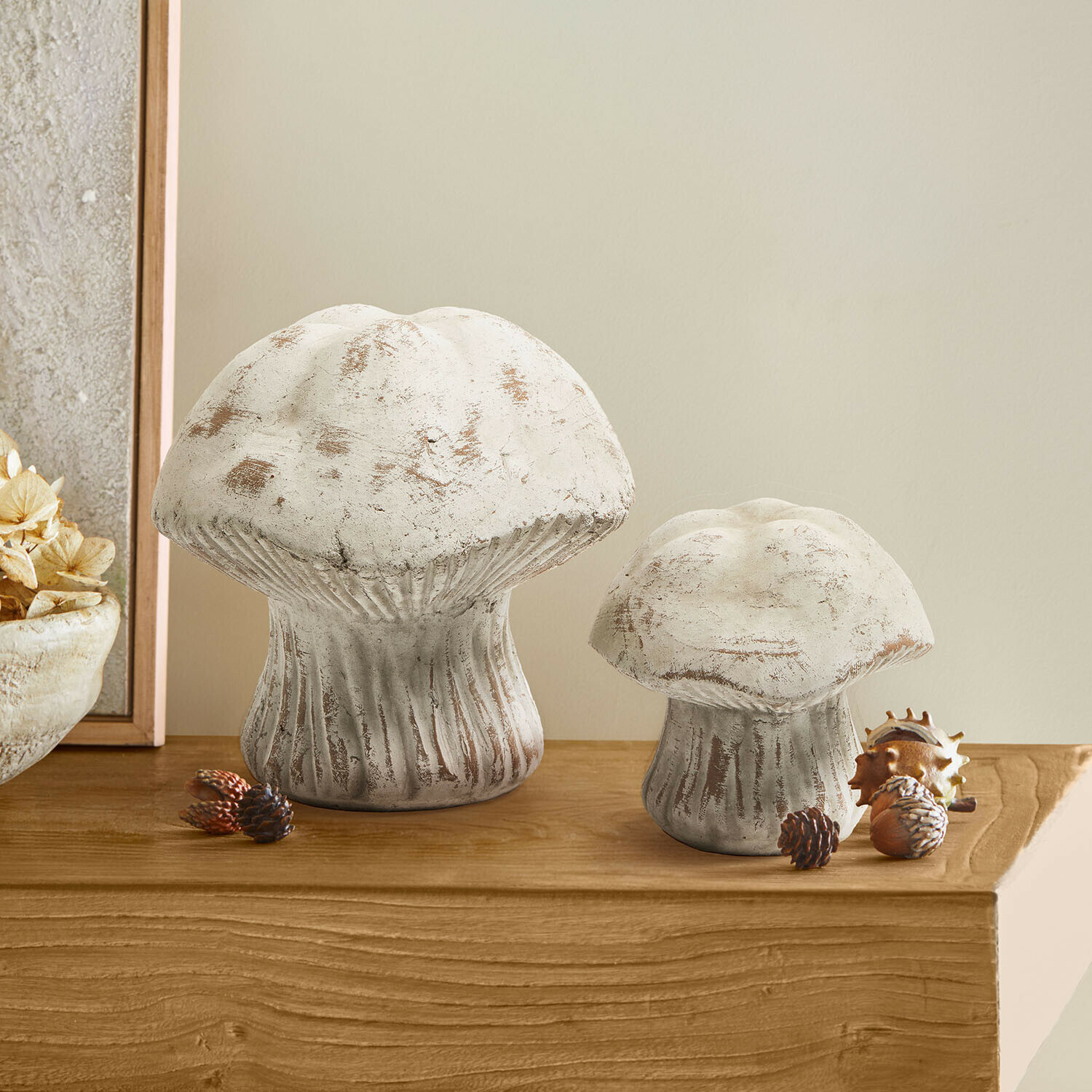 Deko-Pilz 2er Set Tannsy Dekorative weiße Pilzfiguren aus Beton auf Holzablage als Wohnaccessoire