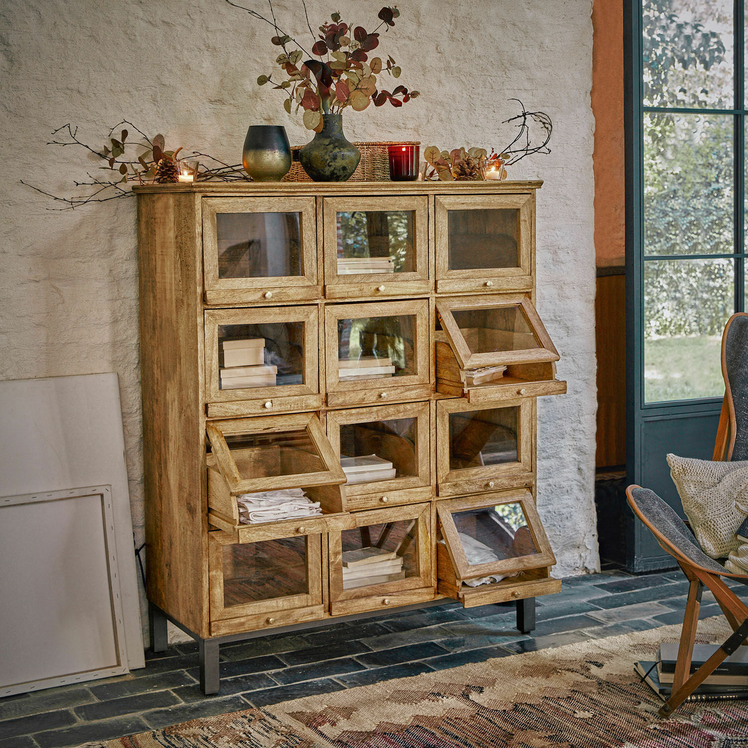 Kommode Middlesbrough Holzschrank mit Glastüren und Metallbeinen im warmen Vintage-Stil für Wohnzimmer
