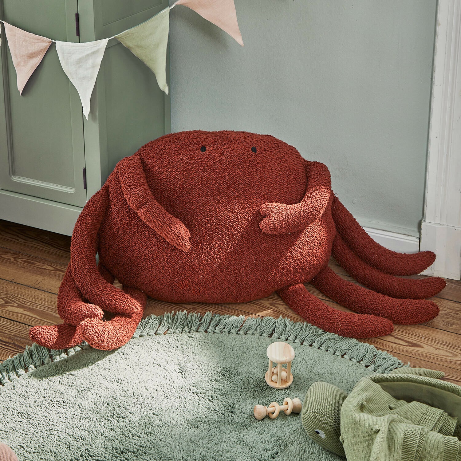 Stofftier Bubbilo Weiches Kissen in Krabbenform aus rotem Stoff, Kinderzimmerdeko mit Teppich und Holzspielzeug