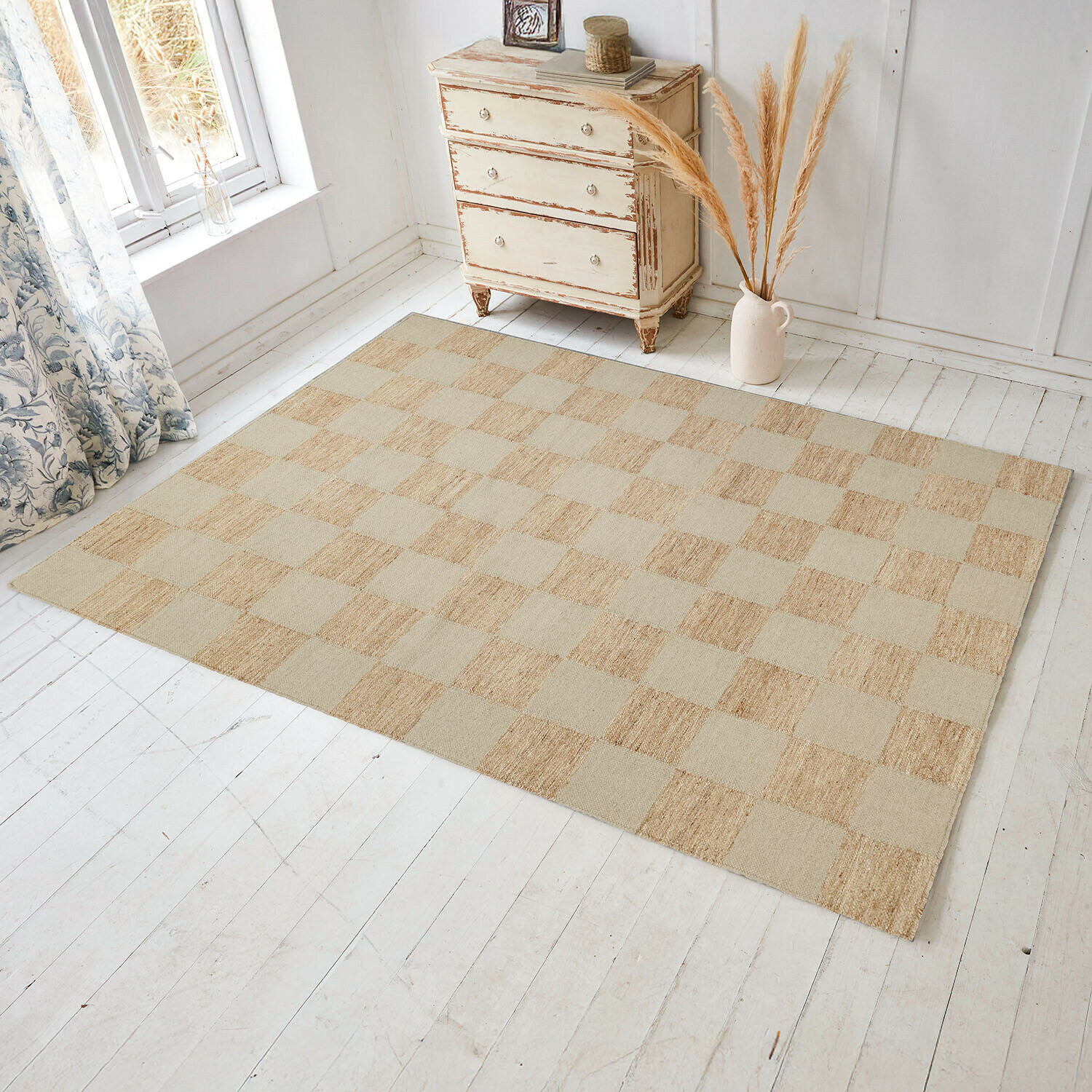 Teppich Nexari Beiger Teppich mit Karomuster aus Naturmaterial auf hellem Holzboden in hellem Raum