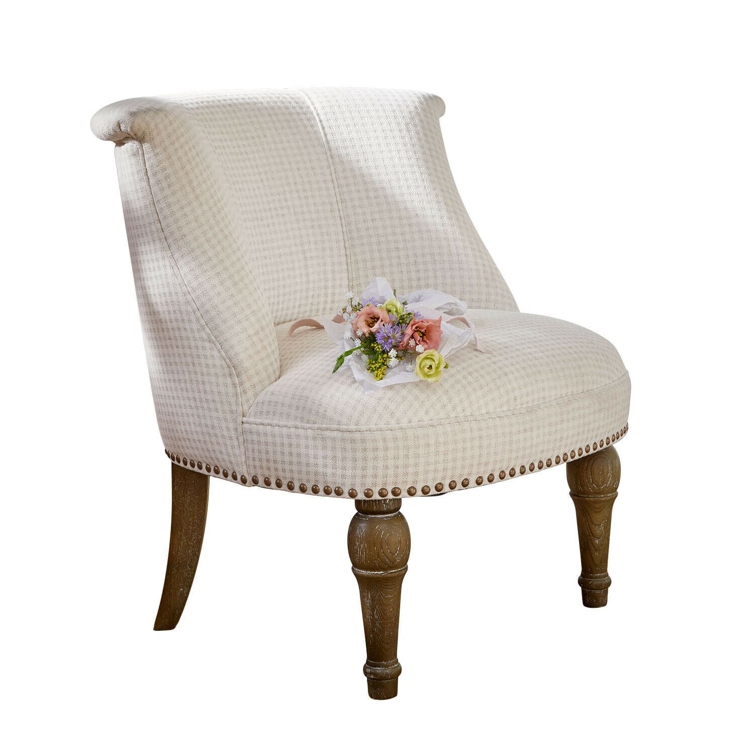 Eleganter Sessel mit hellbeigem Stoffbezug, gedrechselten Holzbeinen und dekorativen Nägeln