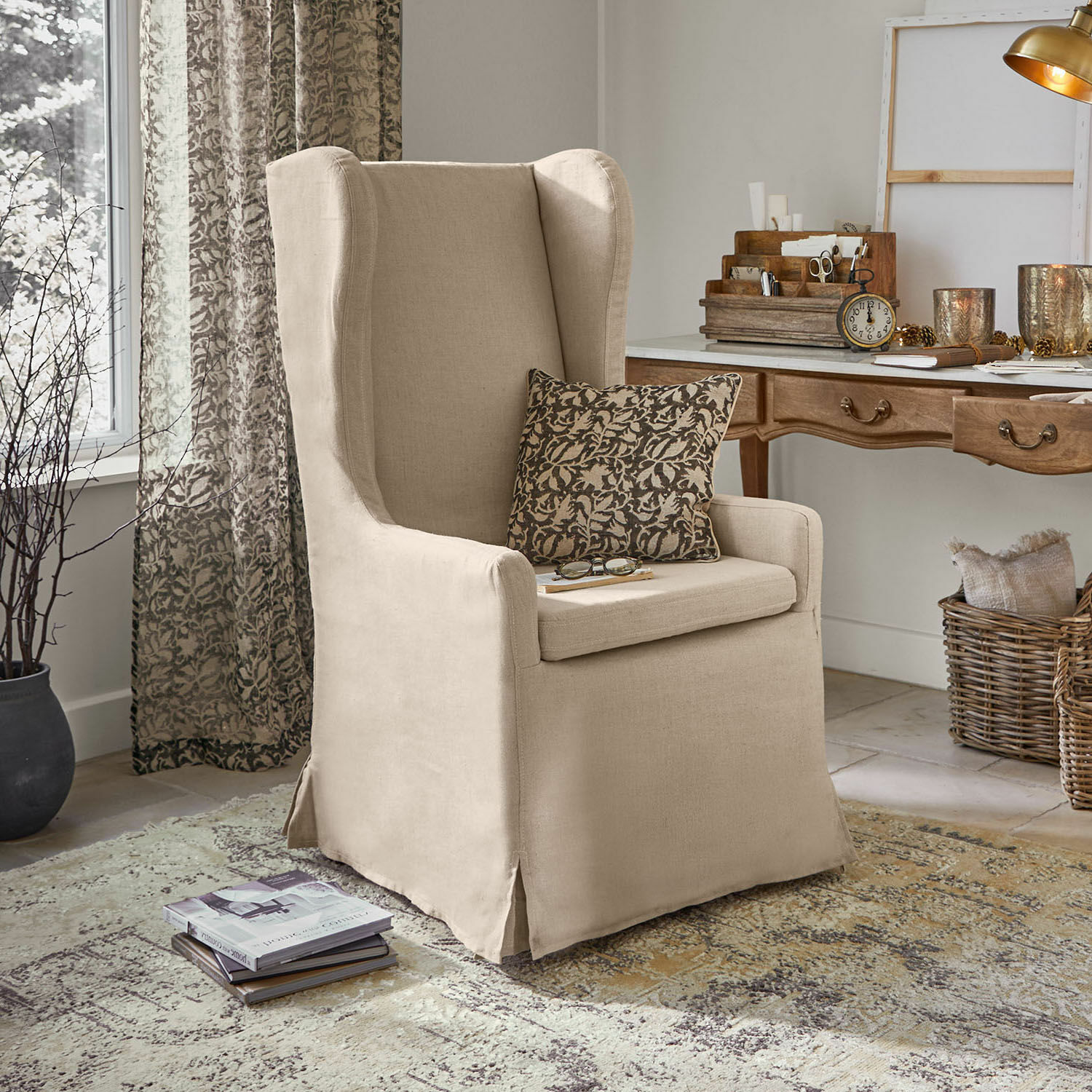 Sessel mit Rollen Belmarina Beiger Ohrensessel aus Stoff im klassischen Stil, ideal für Wohnzimmer oder Büro, bequeme Sitzfläche