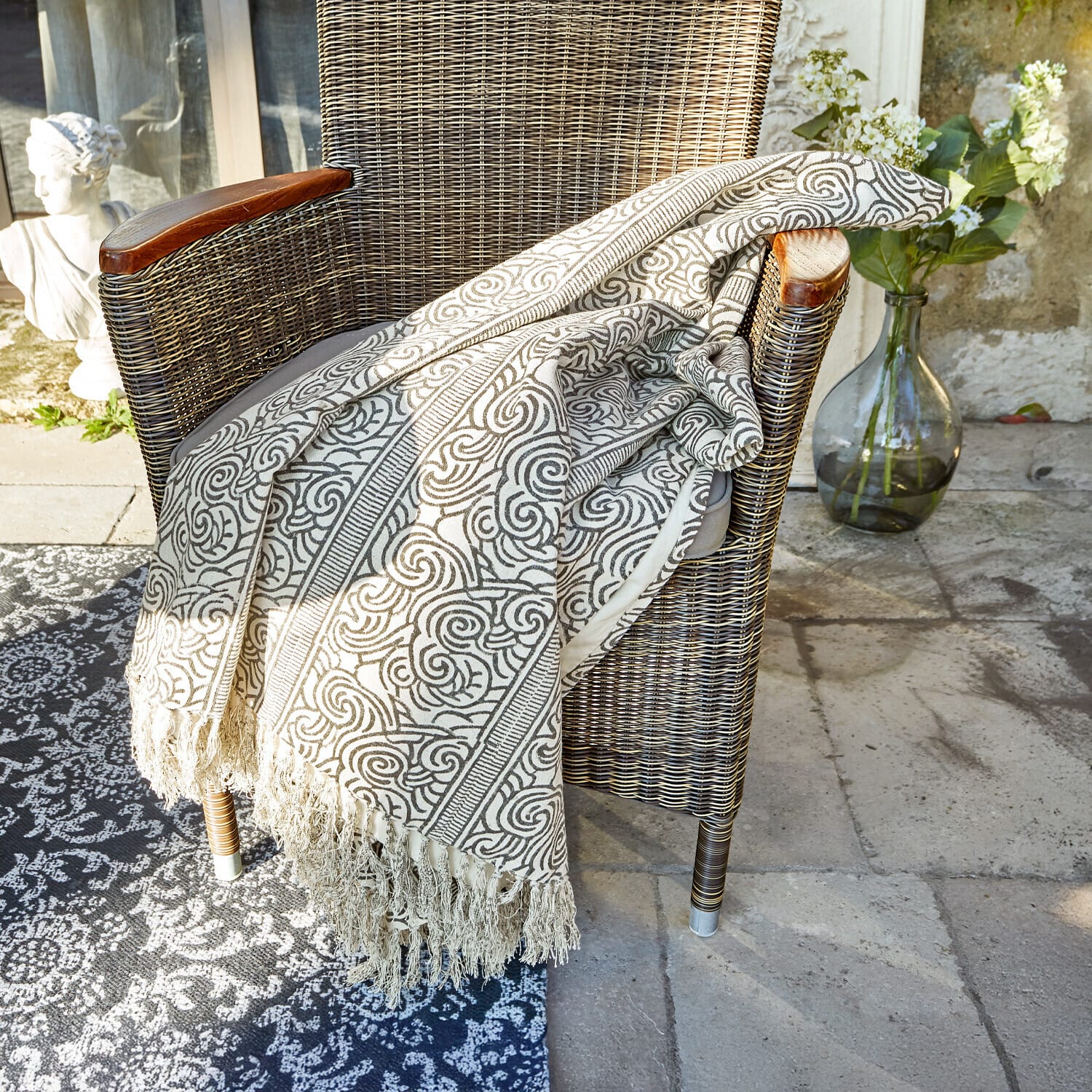 Plaid Ensis Beige gemusterte Decke mit Fransen auf Rattansessel, Wohn- und Gartendekoration