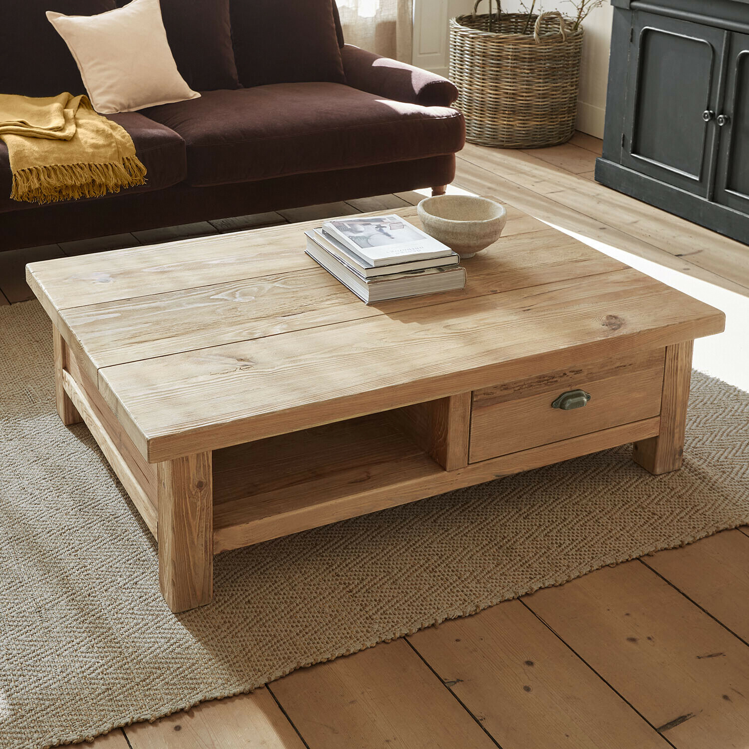 Couchtisch Umberly Heller Couchtisch aus Kiefernholz mit Schublade und Ablage, naturfarbig, Wohnzimmermöbel