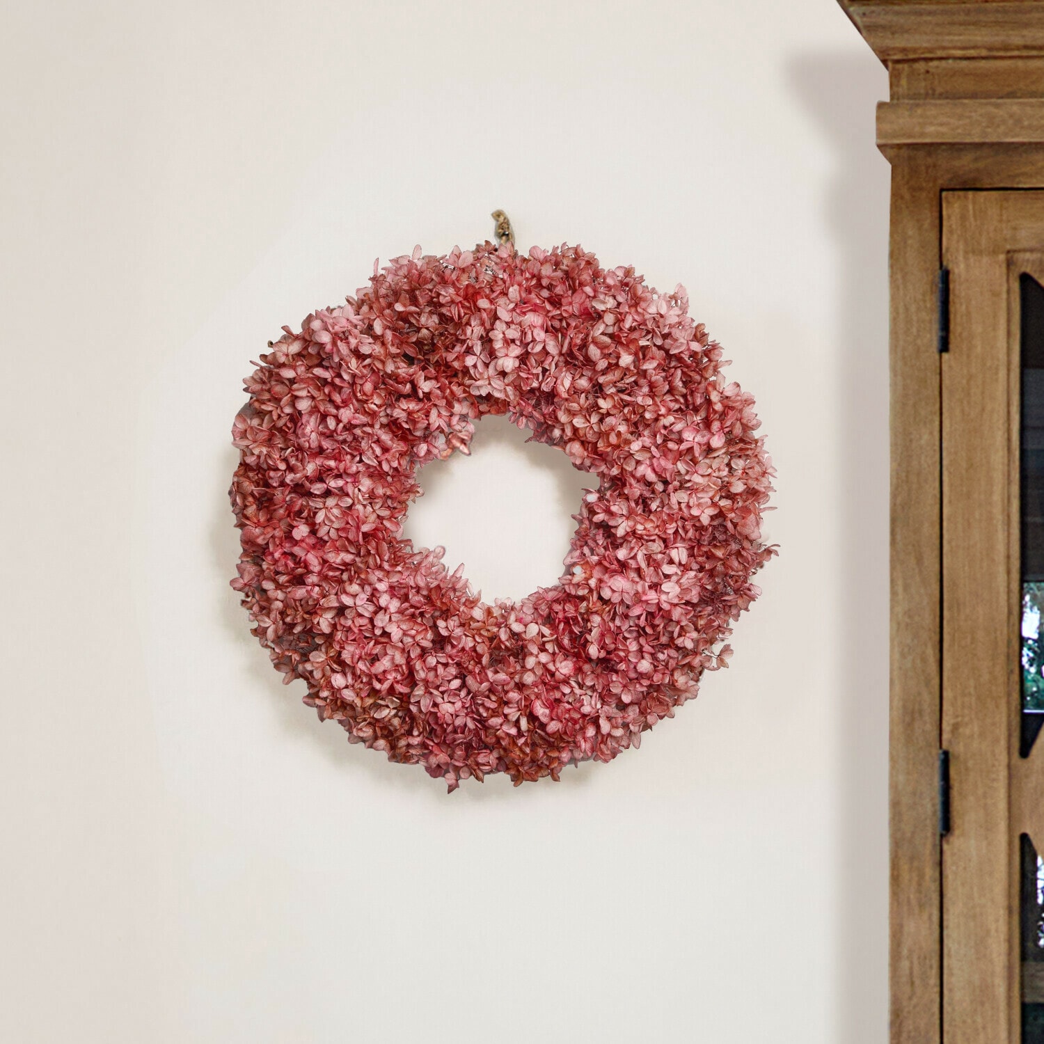 Trockenblumen-Kranz Amélorie Dekorativer Kranz aus getrockneten rosa Blüten an der Wand für Wohnraumgestaltung